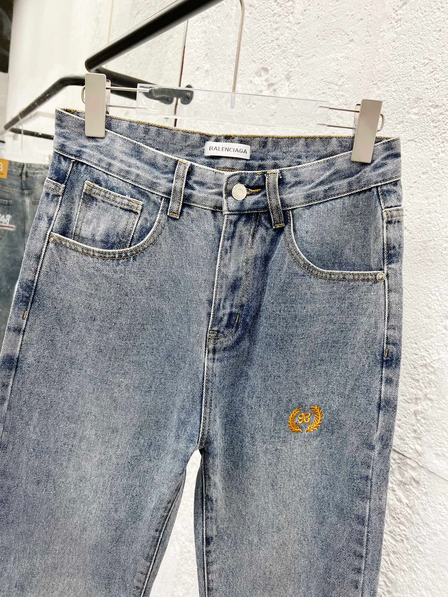🅿️260 Style No.: H921 Balenciaga & BALENCIAGA classic new digital direct printing embroidered jeans adopt unique technology, rich layering, giving people an artistic visual enjoyment Moreover, this process also makes the jeans softer and more comfortable, and fits your body shape very well when worn, allowing you to show off your perfect body curve. Made of high-quality denim fabric, carefully processed, it has good wear resistance and durability. This new type of jeans has become the focus of attention because it is not only fashionable and versatile, but also enhances your aura. Original goods, washed casual jeans, imported original washed stretch fabrics, comfortable and elastic, original hardware accessories decorated with logo, super correct version, extremely high grade, counter quality, fashionable and stylish upper body. The printing uses imported foam printing, customized buttons, YKK zippers. The complete set of accessories is customized in a one-to-one mold. Color: Gray Size: 28-30-32-34-36 (s-xxl)