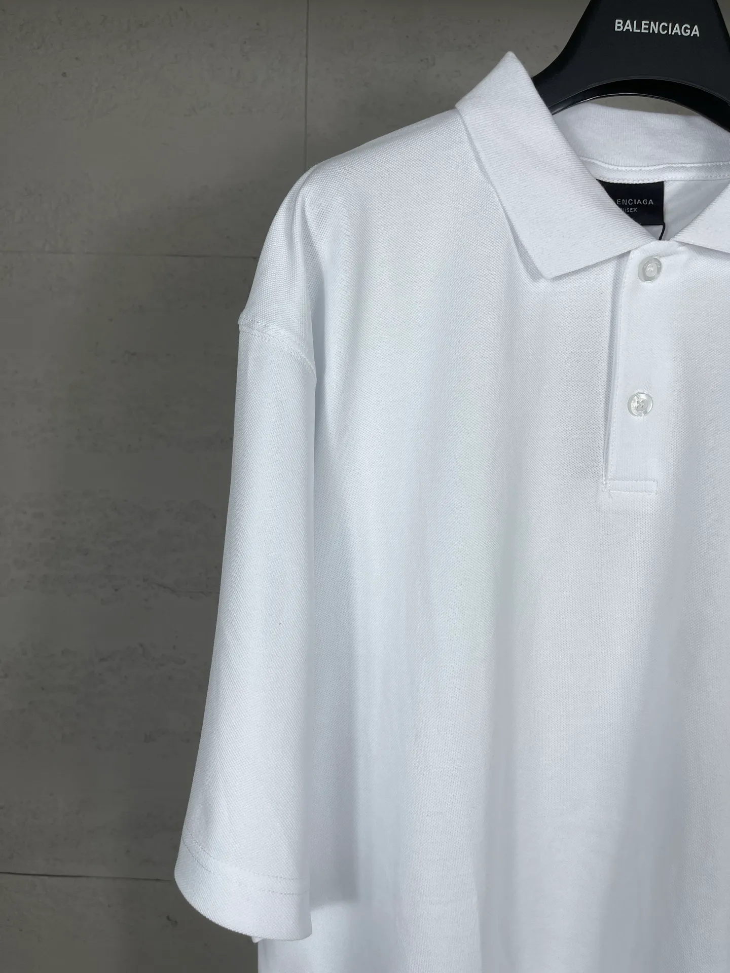 🅿️220 photos [Top version. Official website quality] BALENCI*GA/Paris #2025 new Paris letter LOGO embroidered POLO shirt, full of design, welcome to compare. The fabric is made of Paris ZP custom-woven and dyed cotton pique, with a weight of 260 grams. The cloth surface is clean. The cloth pattern is clear, soft and comfortable. The threads are woven and dyed with no color difference. The embroidered LOGO is embroidered using imported Tajima embroidery machine. The effect is three-dimensional. Restore the brick cabinet, adopt OS loose shoulder style. Same style for men and women. Coding: BL252218 Color: black, white Size: XS S M L