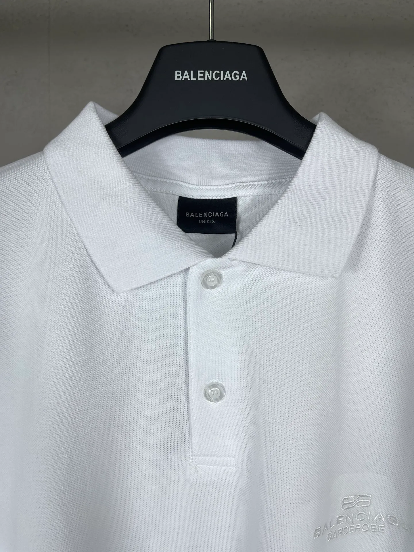 🅿️220 photos [Top version. Official website quality] BALENCI*GA/Paris #2025 new Paris letter LOGO embroidered POLO shirt, full of design, welcome to compare. The fabric is made of Paris ZP custom-woven and dyed cotton pique, with a weight of 260 grams. The cloth surface is clean. The cloth pattern is clear, soft and comfortable. The threads are woven and dyed with no color difference. The embroidered LOGO is embroidered using imported Tajima embroidery machine. The effect is three-dimensional. Restore the brick cabinet, adopt OS loose shoulder style. Same style for men and women. Coding: BL252218 Color: black, white Size: XS S M L