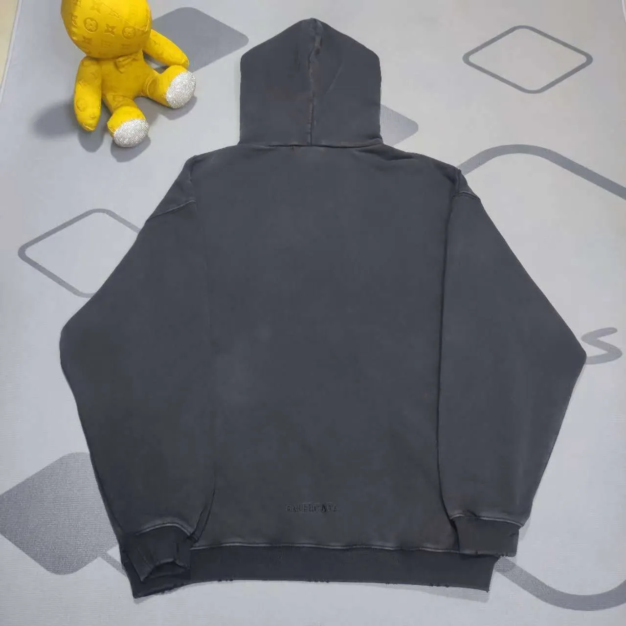 Top version BALENCIAGA/balenciaga 2024 SS German Rammstein band co-branded hooded sweatshirt ✅No.1 quality in this market Real ceiling quality ✅All original development pay attention to detail pictures to avoid stolen pictures mixed by merchants ✅Correct 450g custom-woven and dyed 100% cotton double yarn compact cotton fabric ✅Imported Kangli direct-injection printing color ZP consistent ✅Letter tearing process, clear and firm, no hand feel ✅Ready-made garments washed and distressed, overweight process, good color fastness ZP consistent. Here is an explanation why mine is a little more expensive than others. 1. It seems to be a simple printing or embroidery, but it is not simple at all. 10000% imported machine restoration is not just a lip service. You are welcome to compare with peers. 2. Each model is produced by the company. The details of the workmanship and fabrics are consistent with the original ones. There is no color difference between the ones at the counters. Reproductions are not terrible. Whoever is fake is embarrassed. It’s not shameful to make a replica, it’s shameful if you can’t buy the correct version if you make a replica.  3. Note that the threaded collars are all original collars of certain countries and regions, with high wrapping. The width of the neckline and cabinets are accurate to the millimeter. Thick necklines are not easy to deform. The collars of high-end products are all restored cabinets. They are different from the big collars in the world. Ordinary garbage short-sleeves are printed with a print. The clavicle of the upper body is exposed. Please be patient. Customers who have bought genuine products or have seen genuine products will come back to place orders again. This is quality. This is quality. 4. Different styles of washed wheat main wheat, including imported wheat, have different colors and codes. Really restore the counter. As we all know, Balenciaga's collar labels in each quarter have different English or different colors. This distinguishes fast food from the world's same-colored main wheat washed wheat. 5. Pay attention to the workmanship. The stitching at the neckline has no folds, smooth and natural without overlapping lines, and truly restores this. This is something that many people cannot do. 6. The fabric is made of 450g Paris-specific double yarn. No one can make better fabrics than my family. There's really no way to compare it with the ordinary version on the market. Respect it. It's genuine and costs thousands of dollars anyway. Don't go wrong with the quality of street stall products. 7. The workmanship is fully restored and the packaging is fully restored. The cost is huge. 8. I guarantee here that this is the highest quality you can find. P: 490 Size: XS-S-M-L (The correct version is very large)