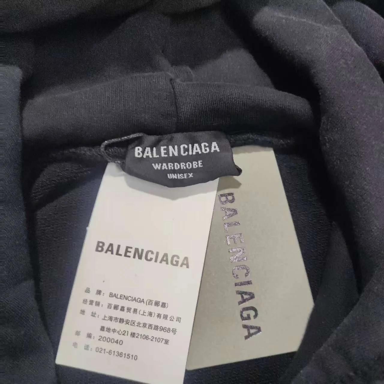 Top version BALENCIAGA/balenciaga 2024 SS German Rammstein band co-branded hooded sweatshirt ✅No.1 quality in this market Real ceiling quality ✅All original development pay attention to detail pictures to avoid stolen pictures mixed by merchants ✅Correct 450g custom-woven and dyed 100% cotton double yarn compact cotton fabric ✅Imported Kangli direct-injection printing color ZP consistent ✅Letter tearing process, clear and firm, no hand feel ✅Ready-made garments washed and distressed, overweight process, good color fastness ZP consistent. Here is an explanation why mine is a little more expensive than others. 1. It seems to be a simple printing or embroidery, but it is not simple at all. 10000% imported machine restoration is not just a lip service. You are welcome to compare with peers. 2. Each model is produced by the company. The details of the workmanship and fabrics are consistent with the original ones. There is no color difference between the ones at the counters. Reproductions are not terrible. Whoever is fake is embarrassed. It’s not shameful to make a replica, it’s shameful if you can’t buy the correct version if you make a replica.  3. Note that the threaded collars are all original collars of certain countries and regions, with high wrapping. The width of the neckline and cabinets are accurate to the millimeter. Thick necklines are not easy to deform. The collars of high-end products are all restored cabinets. They are different from the big collars in the world. Ordinary garbage short-sleeves are printed with a print. The clavicle of the upper body is exposed. Please be patient. Customers who have bought genuine products or have seen genuine products will come back to place orders again. This is quality. This is quality. 4. Different styles of washed wheat main wheat, including imported wheat, have different colors and codes. Really restore the counter. As we all know, Balenciaga's collar labels in each quarter have different English or different colors. This distinguishes fast food from the world's same-colored main wheat washed wheat. 5. Pay attention to the workmanship. The stitching at the neckline has no folds, smooth and natural without overlapping lines, and truly restores this. This is something that many people cannot do. 6. The fabric is made of 450g Paris-specific double yarn. No one can make better fabrics than my family. There's really no way to compare it with the ordinary version on the market. Respect it. It's genuine and costs thousands of dollars anyway. Don't go wrong with the quality of street stall products. 7. The workmanship is fully restored and the packaging is fully restored. The cost is huge. 8. I guarantee here that this is the highest quality you can find. P: 490 Size: XS-S-M-L (The correct version is very large)
