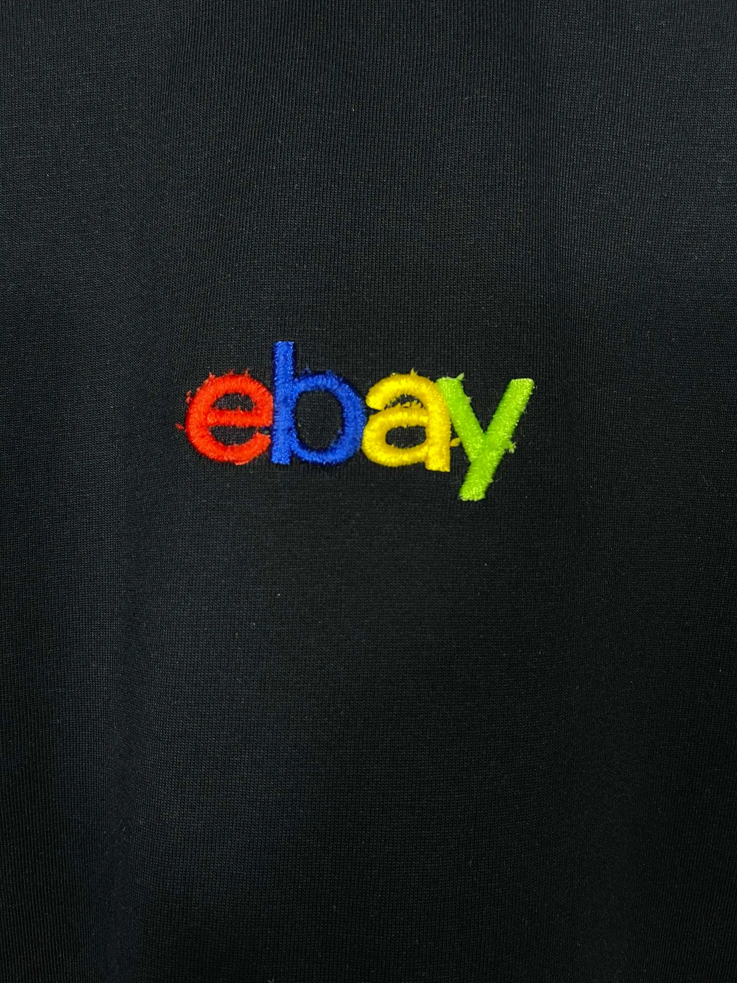 🅿️174 Actual pictures [Top version. Official website quality] BALENCI*GA/Paris #2024 new eBay co-signed embroidered short-sleeved T-shirt, ready-to-wear with reverse stitching. Full sense of design, please pay attention‼ ️The letter embroidery on the chest is worn and worn, and the details of the car logo on the back collar are full, which is very different from the normal market practice. #2024 Spring and Summer Brick Cabinet Synchronization Welcome to compare. The fabric is made of Paris ZP custom-woven and dyed cotton double yarn, with a weight of 260 grams. The cloth surface is clean. The cloth pattern is clear, soft and comfortable. The threads are dyed with no color difference. The classic letter LOGO is embroidered using imported Tajima embroidery machine. The letters are clear and the effect is three-dimensional. Restore the brick cabinet, adopt OS loose shoulder style. Same style for men and women. Code: BL223363 Color: black. Light gray Size: XS to L