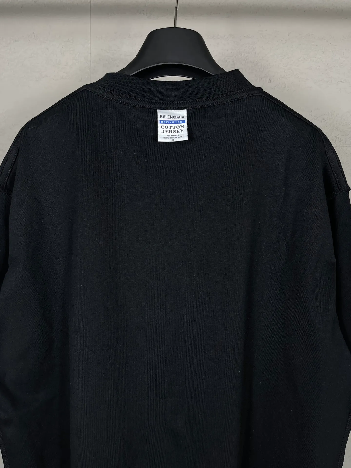 🅿️174 Actual pictures [Top version. Official website quality] BALENCI*GA/Paris #2024 new eBay co-signed embroidered short-sleeved T-shirt, ready-to-wear with reverse stitching. Full sense of design, please pay attention‼ ️The letter embroidery on the chest is worn and worn, and the details of the car logo on the back collar are full, which is very different from the normal market practice. #2024 Spring and Summer Brick Cabinet Synchronization Welcome to compare. The fabric is made of Paris ZP custom-woven and dyed cotton double yarn, with a weight of 260 grams. The cloth surface is clean. The cloth pattern is clear, soft and comfortable. The threads are dyed with no color difference. The classic letter LOGO is embroidered using imported Tajima embroidery machine. The letters are clear and the effect is three-dimensional. Restore the brick cabinet, adopt OS loose shoulder style. Same style for men and women. Code: BL223363 Color: black. Light gray Size: XS to L