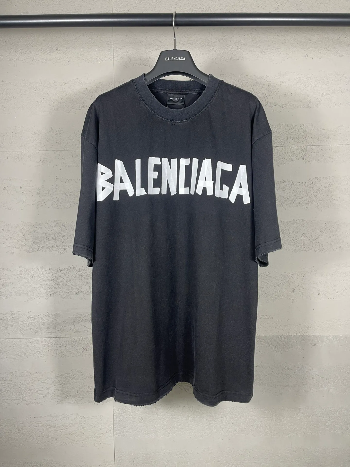 🅿️194 Actual pictures [Top version. Official website quality] BALENCI*GA/Paris. 25ss latest classic tape printing style. Ready-made clothes washed and worn short-sleeved T-shirt. Brick cabinet synchronization. The fabric is made of Paris ZP custom-woven and dyed 100% cotton double yarn compact cotton. The weight is 260 grams, the cloth surface is clean. The cloth pattern is clear, soft and comfortable, and the thread is dyed with no color difference. The classic pattern is printed using environmentally friendly imported materials. The letters are clear and the effect is three-dimensional. Restored brick cabinet. The garments were washed and aged, and polished by many hands. Produced by ultra-heavy craftsmanship, the market currency is very different, welcome to compare. The version adopts OS loose shoulder design. The same style for men and women. Code: BL253632 Color: Washed black, lime green Size: XS, S, M, L