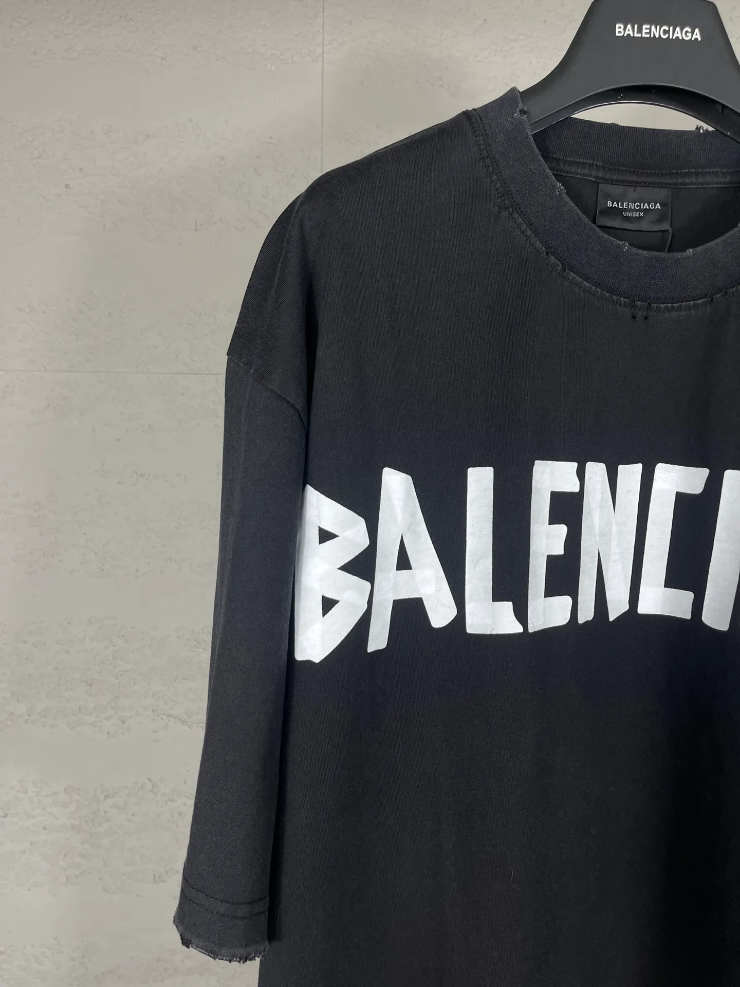 🅿️194 Actual pictures [Top version. Official website quality] BALENCI*GA/Paris. 25ss latest classic tape printing style. Ready-made clothes washed and worn short-sleeved T-shirt. Brick cabinet synchronization. The fabric is made of Paris ZP custom-woven and dyed 100% cotton double yarn compact cotton. The weight is 260 grams, the cloth surface is clean. The cloth pattern is clear, soft and comfortable, and the thread is dyed with no color difference. The classic pattern is printed using environmentally friendly imported materials. The letters are clear and the effect is three-dimensional. Restored brick cabinet. The garments were washed and aged, and polished by many hands. Produced by ultra-heavy craftsmanship, the market currency is very different, welcome to compare. The version adopts OS loose shoulder design. The same style for men and women. Code: BL253632 Color: Washed black, lime green Size: XS, S, M, L