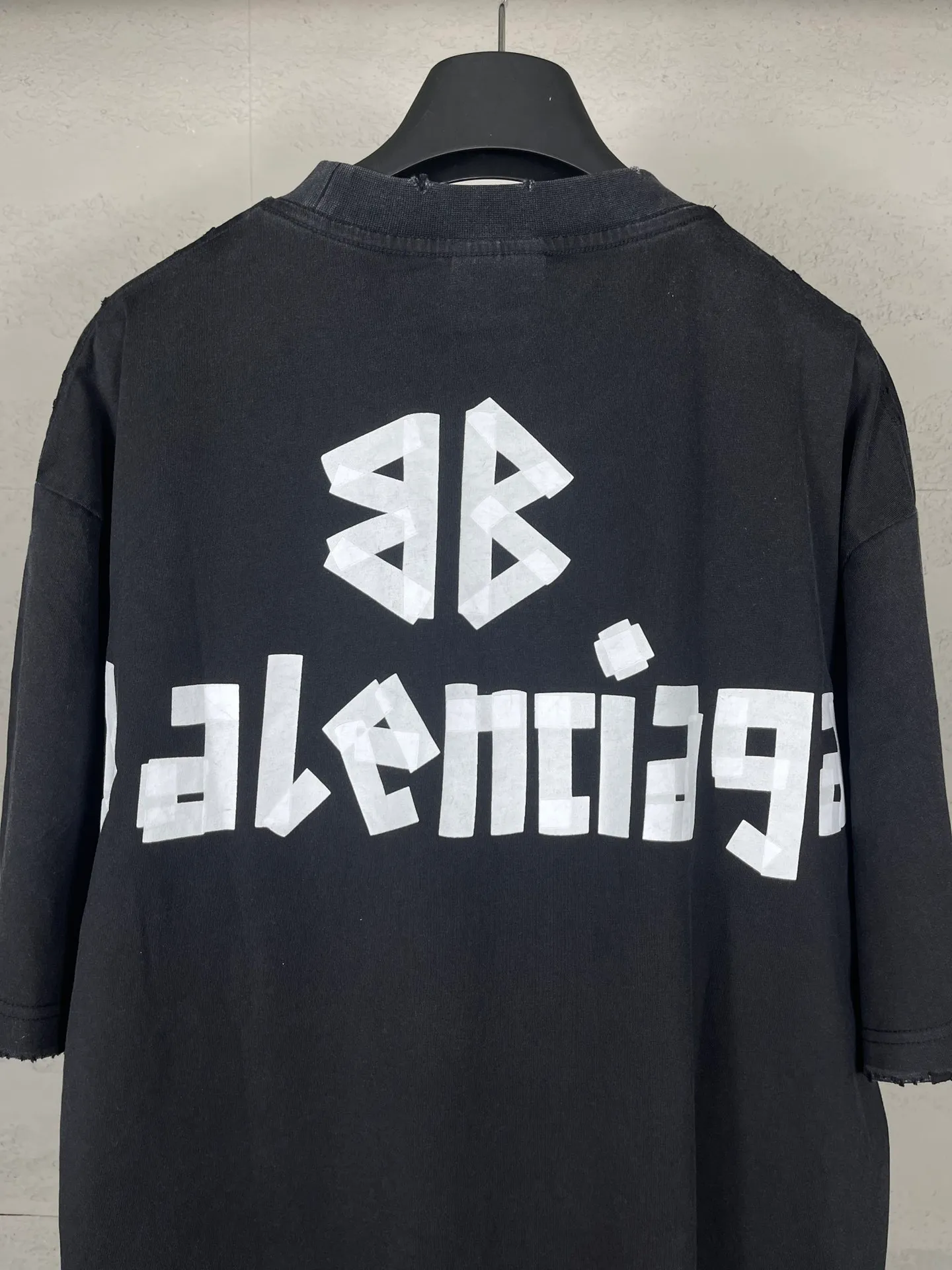🅿️194 Actual pictures [Top version. Official website quality] BALENCI*GA/Paris. 25ss latest classic tape printing style. Ready-made clothes washed and worn short-sleeved T-shirt. Brick cabinet synchronization. The fabric is made of Paris ZP custom-woven and dyed 100% cotton double yarn compact cotton. The weight is 260 grams, the cloth surface is clean. The cloth pattern is clear, soft and comfortable, and the thread is dyed with no color difference. The classic pattern is printed using environmentally friendly imported materials. The letters are clear and the effect is three-dimensional. Restored brick cabinet. The garments were washed and aged, and polished by many hands. Produced by ultra-heavy craftsmanship, the market currency is very different, welcome to compare. The version adopts OS loose shoulder design. The same style for men and women. Code: BL253632 Color: Washed black, lime green Size: XS, S, M, L