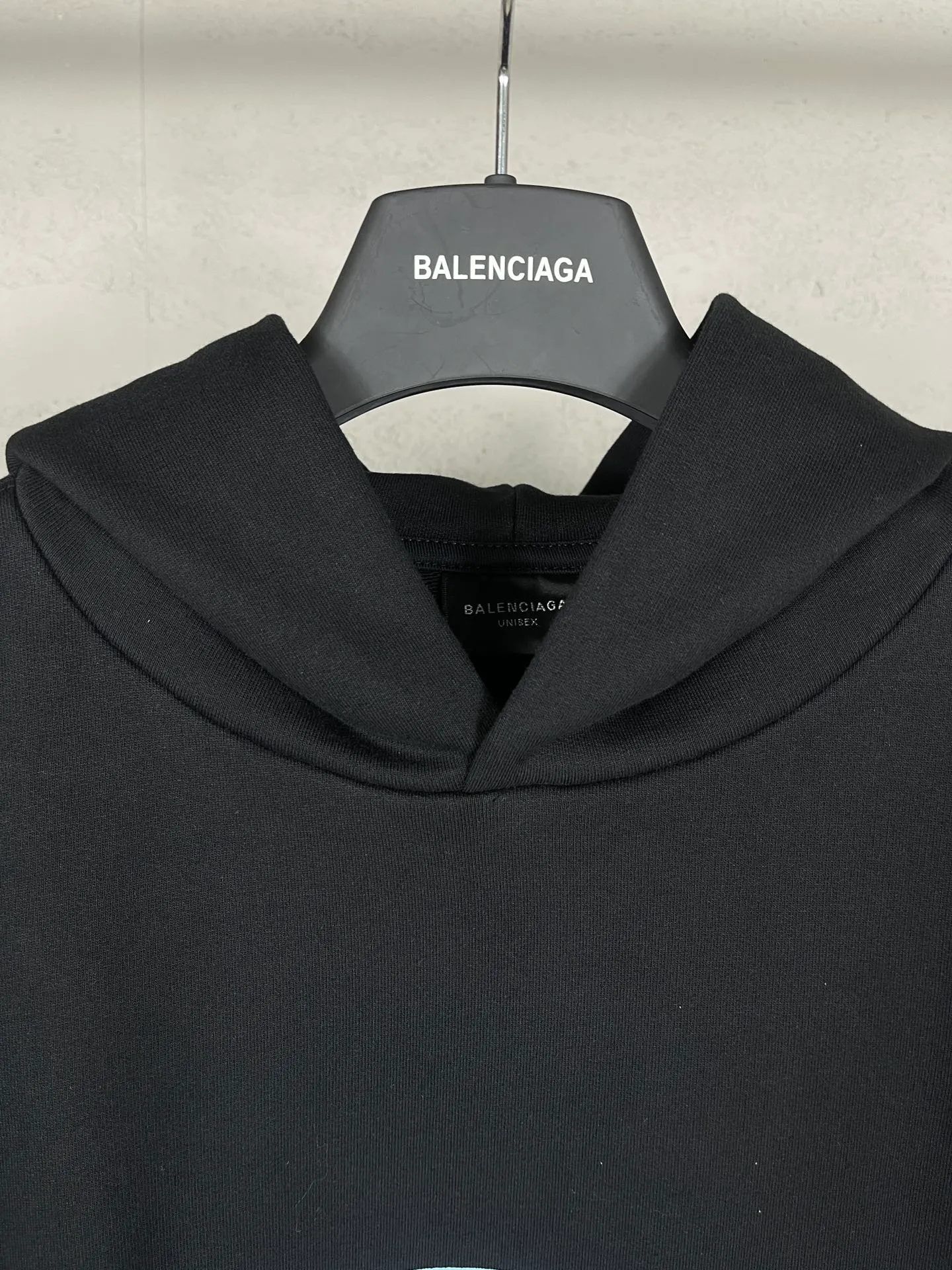 🅿️300 real photos [Top version. Official website quality] BALENCI*GA/Paris. SS24 latest model, LOOP SPORTS ICON printed hooded sweatshirt. Brick cabinet synchronization. Genuine product developed in the first time, happy to print and compare! The fabric is made of Paris ZP custom-woven and dyed cotton sweatshirt. Weighing 460 grams, the cloth surface is clean. The cloth pattern is clear, soft and comfortable. The threads are dyed with no color difference. The printing uses environmentally friendly imported materials. The letters are clear and the effect is three-dimensional. The version adopts OS loose shoulder design. Same style for men and women. Code: BL238901 Color: Black Size: XS S M L