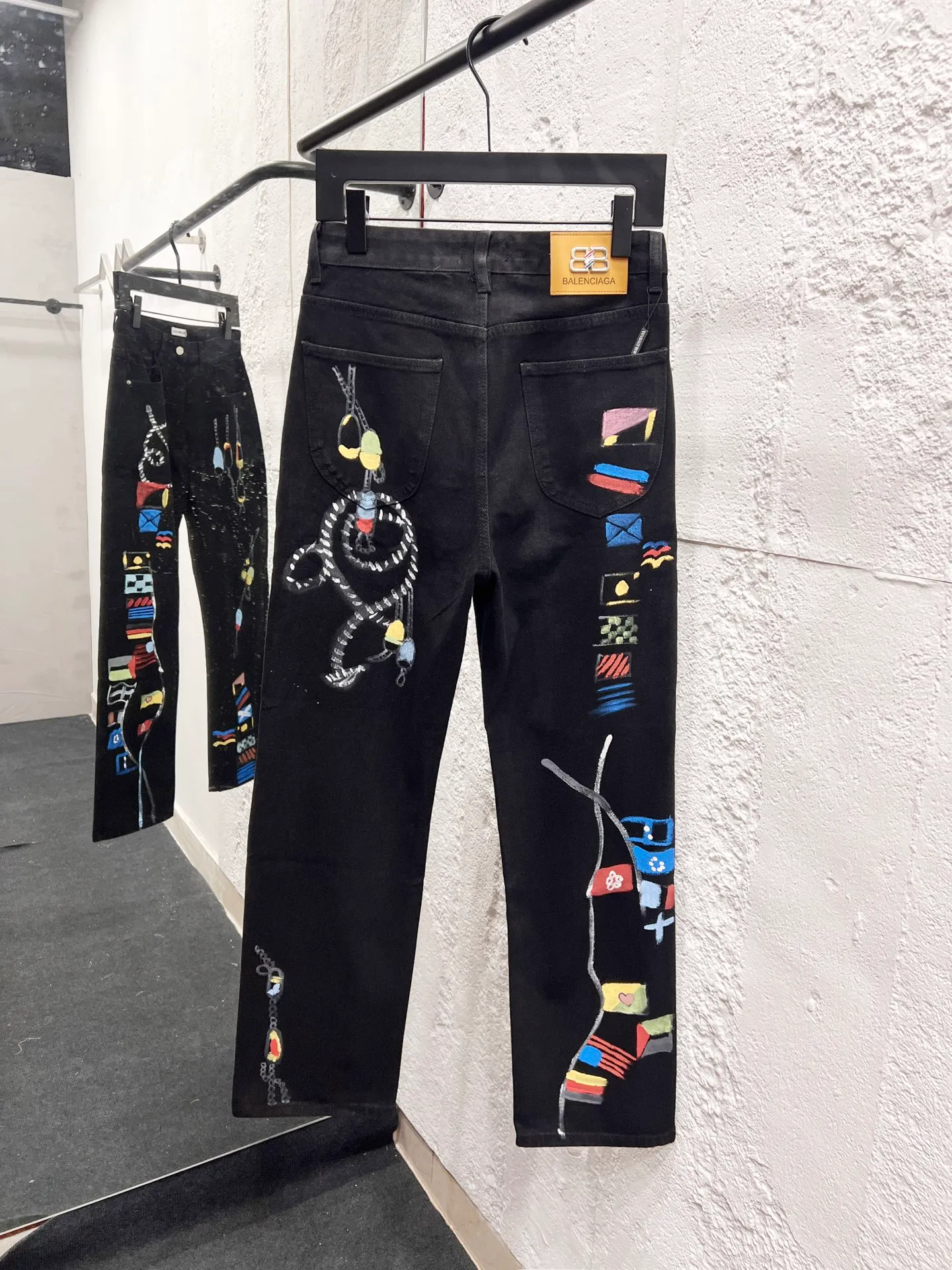 🅿️310 Style No.: H963 BALENCIAGA & Balenciaga 23SS Hand-painted graffiti painting straight-leg loose jeans. Same style as Internet celebrity Dayang Ge. Comparison with official website. This year's latest jeans. The messy graffiti gives a street feel. The fabric is made of silo woven combed cotton denim. It feels thick and textured. The process is hand-painted and artificially printed. Ink-splashing effect. Retro wash effect. The version is loose and versatile. Uniform series for men and women. Full set of logo hardware accessories customized Color: black Size: 28-30-32-34-36