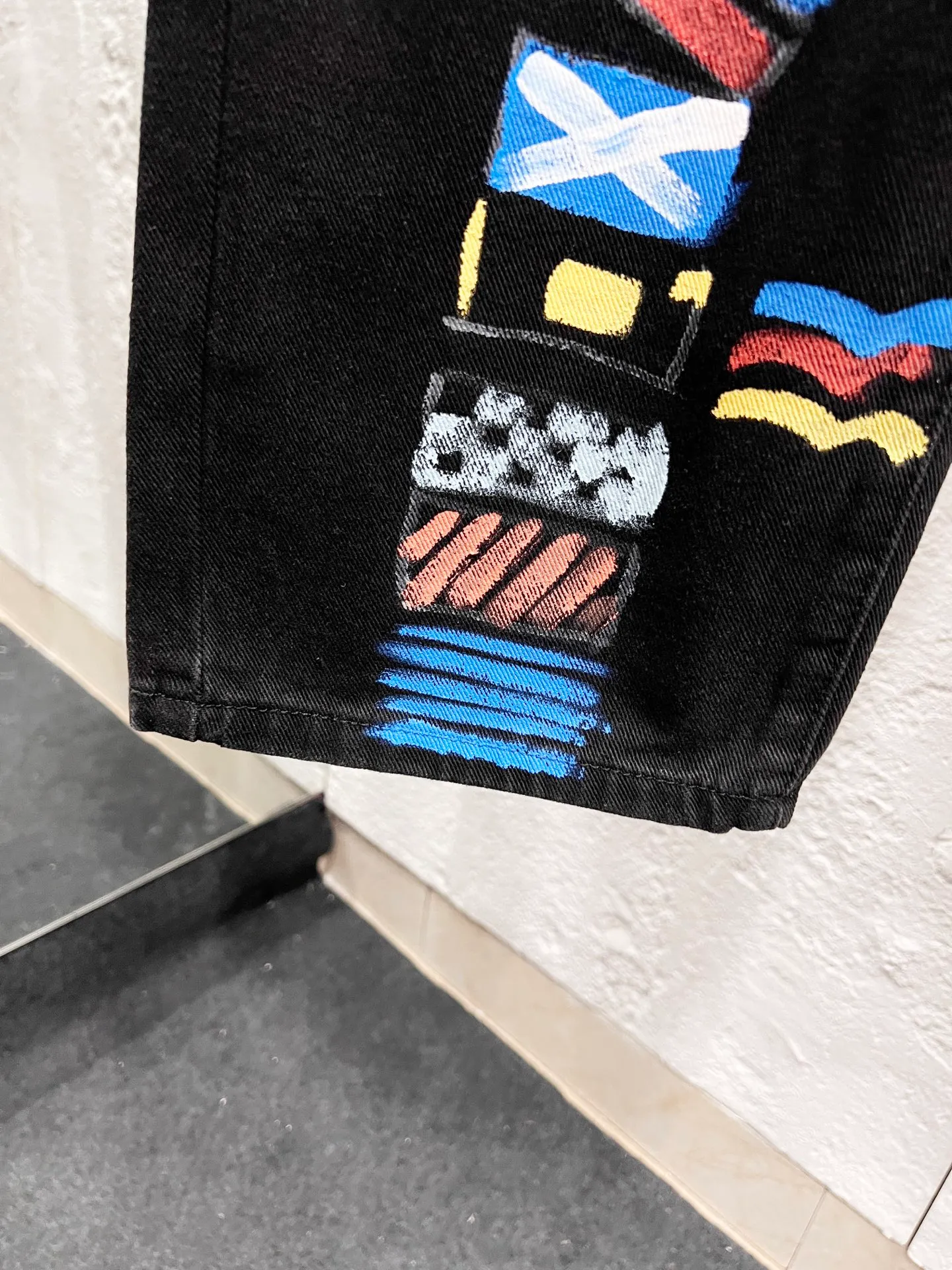 🅿️310 Style No.: H963 BALENCIAGA & Balenciaga 23SS Hand-painted graffiti painting straight-leg loose jeans. Same style as Internet celebrity Dayang Ge. Comparison with official website. This year's latest jeans. The messy graffiti gives a street feel. The fabric is made of silo woven combed cotton denim. It feels thick and textured. The process is hand-painted and artificially printed. Ink-splashing effect. Retro wash effect. The version is loose and versatile. Uniform series for men and women. Full set of logo hardware accessories customized Color: black Size: 28-30-32-34-36