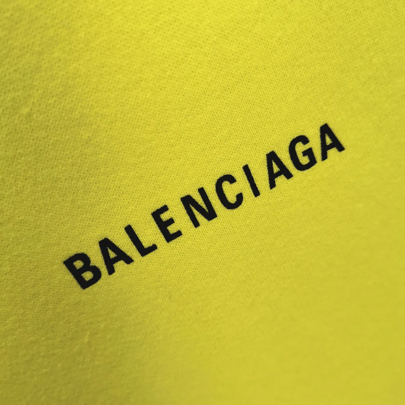 Additional details - the top tested version of BALENCIAGA with large LOGO basic letters on the back, pure cotton loose fit for male and female couples, the same fashion brand high-end hooded sweatshirt. The god of simplicity in Paris, a volume sought after by many stars. Lisa’s favorite basic short-sleeved Paris style, which has a very high appearance rate. Wear alone, paired with jeans, shorts, and sweatpants, it's a versatile style. Xiaohongshu, a hot item on INS, a must-have for Paris fans.  The printing uses white glue as a base, coupled with Kornit direct injection, which ensures the anchorage of the printing and machine washing without any pressure. However, everyone should pay attention to something. The printing of this model is not thick glue, and the printing surface is not shiny. Please pay attention to the importance of version. Don't make a pattern based on the pictures. If you don't have the original version, you won't be able to make it look one to one like the original version. At most, you can just make a look. It's just a piece of clothing without a soul. The fabric is made of 480g combed cotton terry fabric, and the threads and fabric are custom-woven and dyed in the same style, with no color difference.  A complete set of customized tags, collar tags, washed, plastic bags, and most importantly, a complete set of bags, tag codes, and codes are all authentic.  Color: Lemon Yellow Size: XS-L P:450