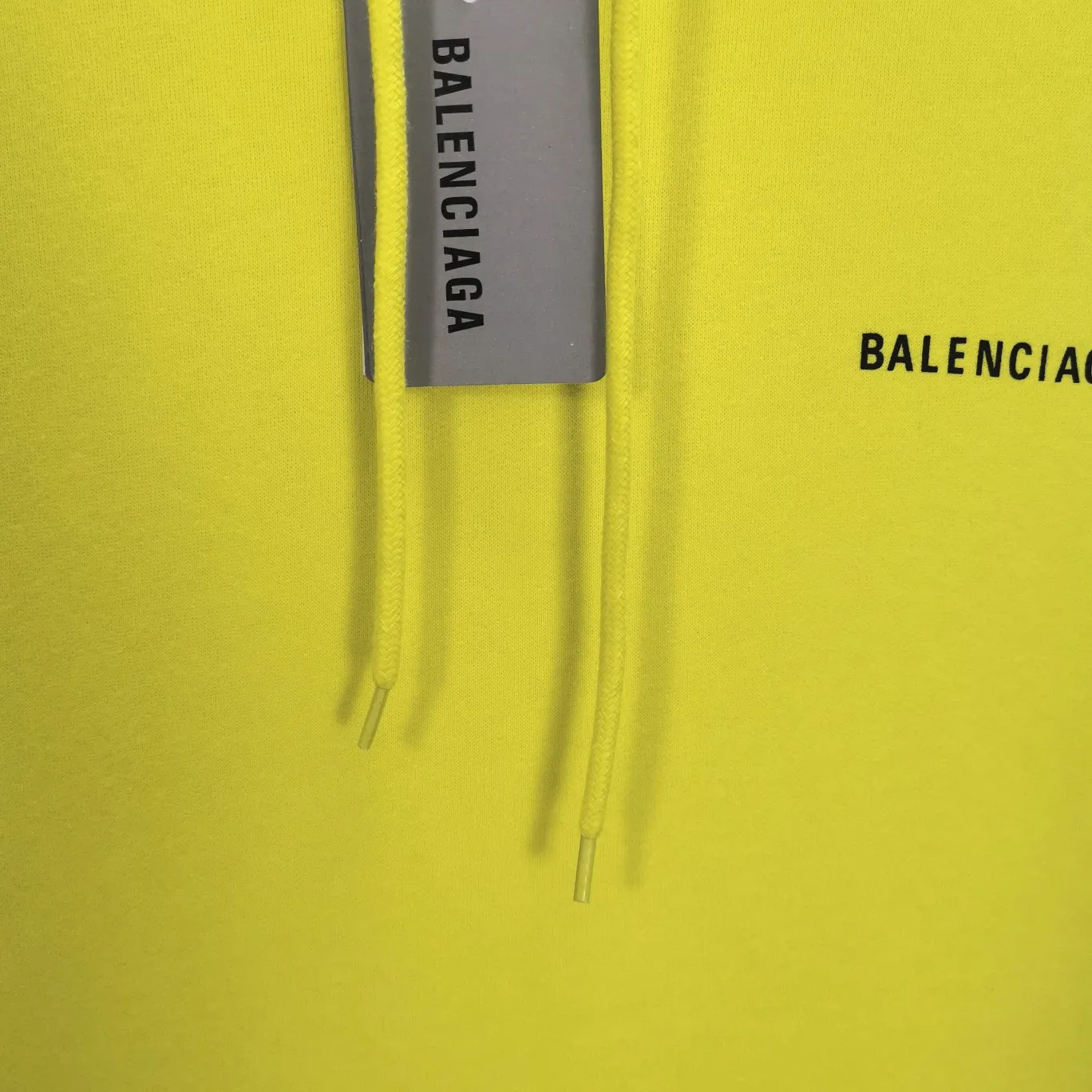 Additional details - the top tested version of BALENCIAGA with large LOGO basic letters on the back, pure cotton loose fit for male and female couples, the same fashion brand high-end hooded sweatshirt. The god of simplicity in Paris, a volume sought after by many stars. Lisa’s favorite basic short-sleeved Paris style, which has a very high appearance rate. Wear alone, paired with jeans, shorts, and sweatpants, it's a versatile style. Xiaohongshu, a hot item on INS, a must-have for Paris fans.  The printing uses white glue as a base, coupled with Kornit direct injection, which ensures the anchorage of the printing and machine washing without any pressure. However, everyone should pay attention to something. The printing of this model is not thick glue, and the printing surface is not shiny. Please pay attention to the importance of version. Don't make a pattern based on the pictures. If you don't have the original version, you won't be able to make it look one to one like the original version. At most, you can just make a look. It's just a piece of clothing without a soul. The fabric is made of 480g combed cotton terry fabric, and the threads and fabric are custom-woven and dyed in the same style, with no color difference.  A complete set of customized tags, collar tags, washed, plastic bags, and most importantly, a complete set of bags, tag codes, and codes are all authentic.  Color: Lemon Yellow Size: XS-L P:450