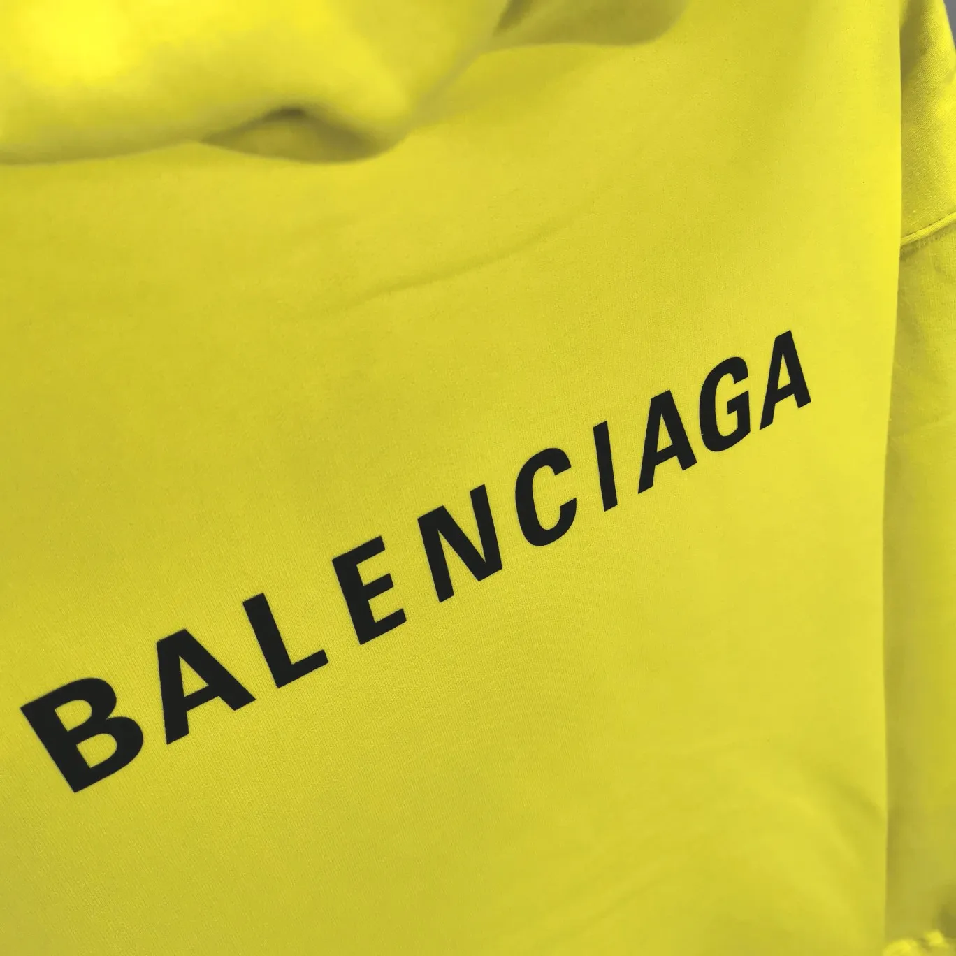 Additional details - the top tested version of BALENCIAGA with large LOGO basic letters on the back, pure cotton loose fit for male and female couples, the same fashion brand high-end hooded sweatshirt. The god of simplicity in Paris, a volume sought after by many stars. Lisa’s favorite basic short-sleeved Paris style, which has a very high appearance rate. Wear alone, paired with jeans, shorts, and sweatpants, it's a versatile style. Xiaohongshu, a hot item on INS, a must-have for Paris fans.  The printing uses white glue as a base, coupled with Kornit direct injection, which ensures the anchorage of the printing and machine washing without any pressure. However, everyone should pay attention to something. The printing of this model is not thick glue, and the printing surface is not shiny. Please pay attention to the importance of version. Don't make a pattern based on the pictures. If you don't have the original version, you won't be able to make it look one to one like the original version. At most, you can just make a look. It's just a piece of clothing without a soul. The fabric is made of 480g combed cotton terry fabric, and the threads and fabric are custom-woven and dyed in the same style, with no color difference.  A complete set of customized tags, collar tags, washed, plastic bags, and most importantly, a complete set of bags, tag codes, and codes are all authentic.  Color: Lemon Yellow Size: XS-L P:450