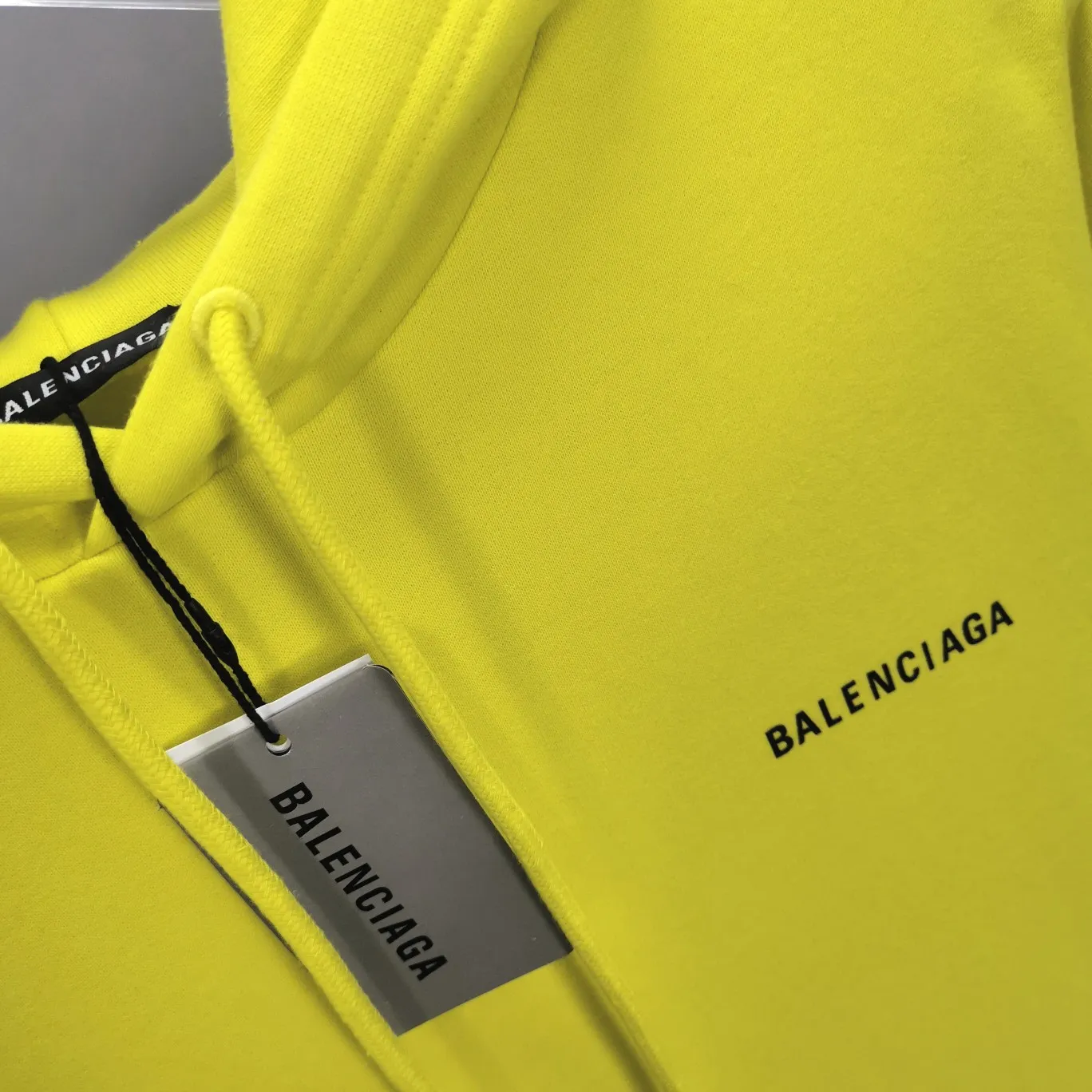 Additional details - the top tested version of BALENCIAGA with large LOGO basic letters on the back, pure cotton loose fit for male and female couples, the same fashion brand high-end hooded sweatshirt. The god of simplicity in Paris, a volume sought after by many stars. Lisa’s favorite basic short-sleeved Paris style, which has a very high appearance rate. Wear alone, paired with jeans, shorts, and sweatpants, it's a versatile style. Xiaohongshu, a hot item on INS, a must-have for Paris fans.  The printing uses white glue as a base, coupled with Kornit direct injection, which ensures the anchorage of the printing and machine washing without any pressure. However, everyone should pay attention to something. The printing of this model is not thick glue, and the printing surface is not shiny. Please pay attention to the importance of version. Don't make a pattern based on the pictures. If you don't have the original version, you won't be able to make it look one to one like the original version. At most, you can just make a look. It's just a piece of clothing without a soul. The fabric is made of 480g combed cotton terry fabric, and the threads and fabric are custom-woven and dyed in the same style, with no color difference.  A complete set of customized tags, collar tags, washed, plastic bags, and most importantly, a complete set of bags, tag codes, and codes are all authentic.  Color: Lemon Yellow Size: XS-L P:450