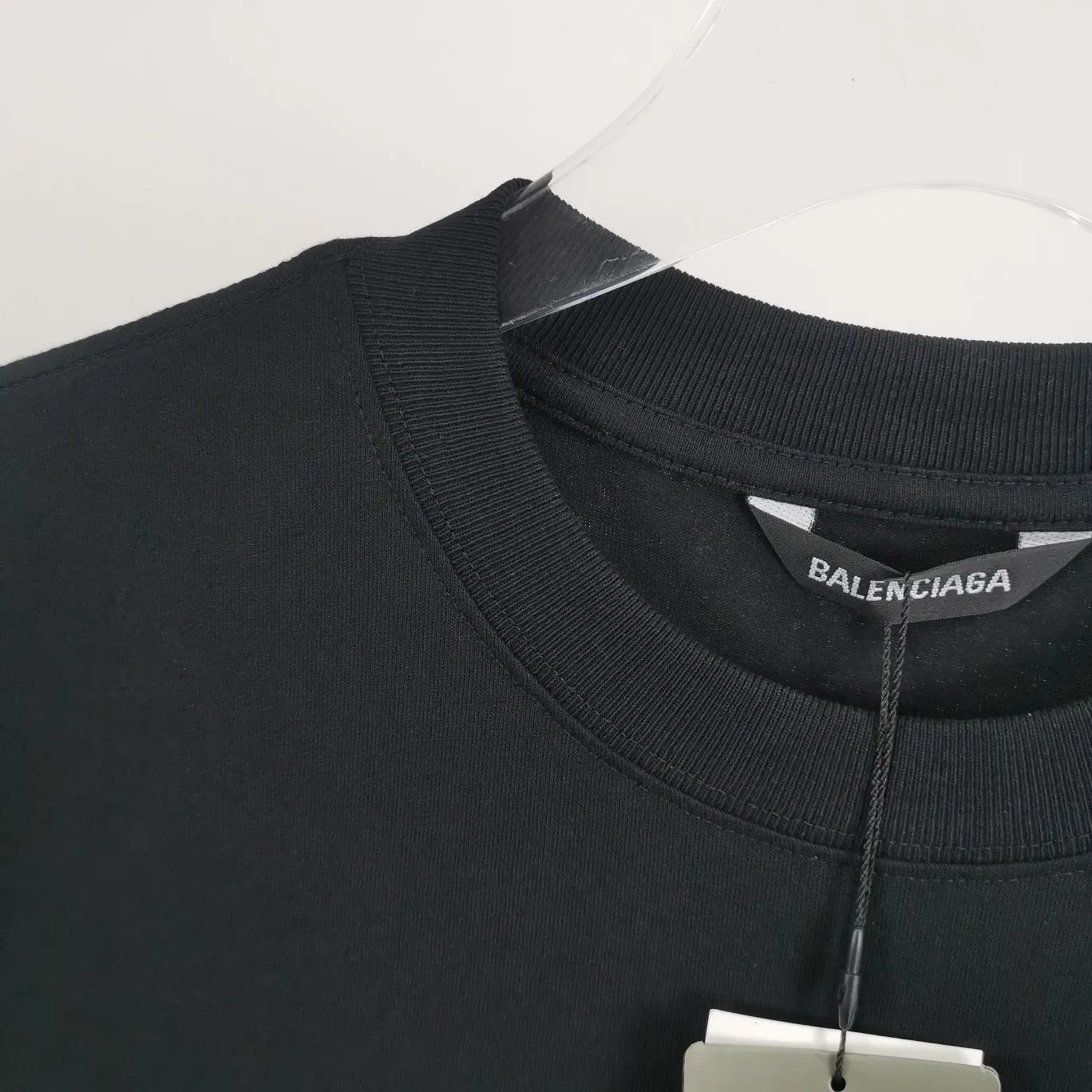 Top tested version BALENCIAGA basic embroidery logo pure cotton loose-fitting trendy brand short-sleeve for men and women. Fabric: 32S 280g super heavy fabric, ready-to-wear washable, soft and comfortable to the touch. Printing: Using Japanese Tajima embroidery technology, the embroidery is accurate, the printing is meticulous and full, and there is no thread skipping. Accessories: Customized full set of BLCG accessories Color: Fluorescent green black gray dark khaki white Size: XS-L P:240