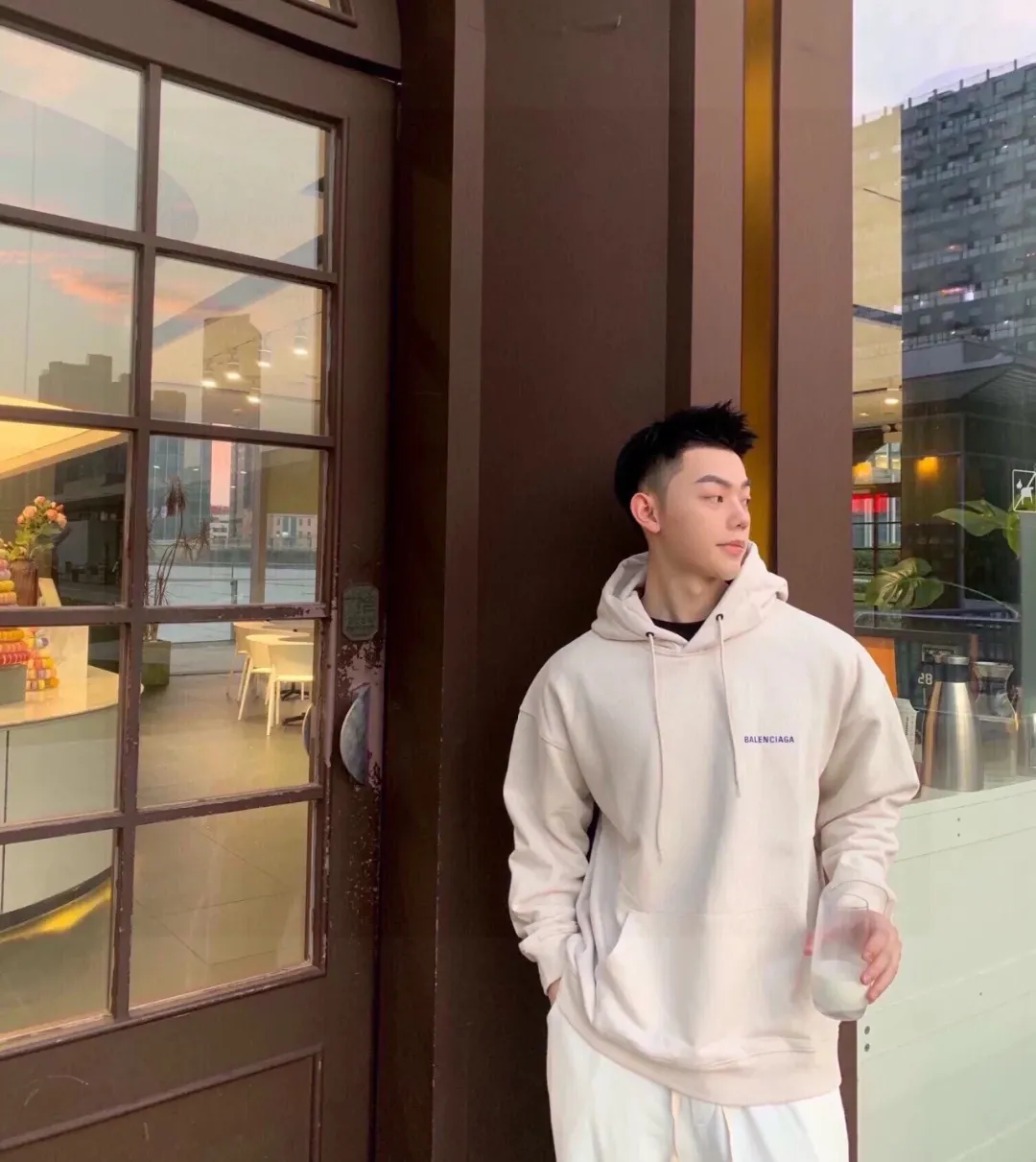 ♻️💯Reference model picture for the upper body❤️The top version of BALENCIAGA with large LOGO on the back and basic letters, pure cotton loose fit for male and female couples, the same fashion brand high hoodie sweatshirt. The god of simplicity in Paris, a volume sought after by many stars. Lisa’s favorite basic short-sleeved Paris style, which has a very high appearance rate. Wear alone, paired with jeans, shorts, and sweatpants, it's a versatile style. Xiaohongshu, a hot item on INS, a must-have for Paris fans.  The printing uses white glue as a base, coupled with Kornit direct injection, which ensures the anchorage of the printing and machine washing without any pressure. However, everyone should pay attention to something. The printing of this model is not thick glue, and the printing surface is not shiny. Please pay attention to the importance of version. Don't make a pattern based on the pictures. If you don't have the original version, you won't be able to make it look one to one like the original version. At most, you can just make a look. It's just a piece of clothing without a soul. The fabric is made of 480g combed cotton terry fabric, and the threads and fabric are custom-woven and dyed in the same style, with no color difference.  A complete set of customized tags, collar tags, washed, plastic bags, and most importantly, a complete set of bags, tag codes, and codes are all authentic.  Color: Apricot Size: XS-L P:450