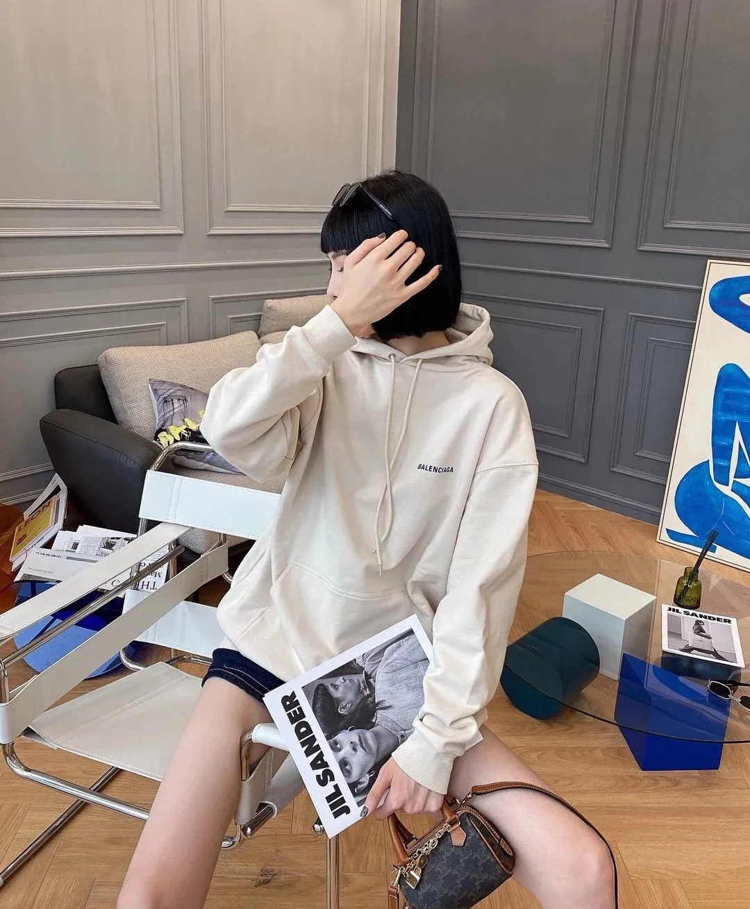 ♻️💯Reference model picture for the upper body❤️The top version of BALENCIAGA with large LOGO on the back and basic letters, pure cotton loose fit for male and female couples, the same fashion brand high hoodie sweatshirt. The god of simplicity in Paris, a volume sought after by many stars. Lisa’s favorite basic short-sleeved Paris style, which has a very high appearance rate. Wear alone, paired with jeans, shorts, and sweatpants, it's a versatile style. Xiaohongshu, a hot item on INS, a must-have for Paris fans.  The printing uses white glue as a base, coupled with Kornit direct injection, which ensures the anchorage of the printing and machine washing without any pressure. However, everyone should pay attention to something. The printing of this model is not thick glue, and the printing surface is not shiny. Please pay attention to the importance of version. Don't make a pattern based on the pictures. If you don't have the original version, you won't be able to make it look one to one like the original version. At most, you can just make a look. It's just a piece of clothing without a soul. The fabric is made of 480g combed cotton terry fabric, and the threads and fabric are custom-woven and dyed in the same style, with no color difference.  A complete set of customized tags, collar tags, washed, plastic bags, and most importantly, a complete set of bags, tag codes, and codes are all authentic.  Color: Apricot Size: XS-L P:450