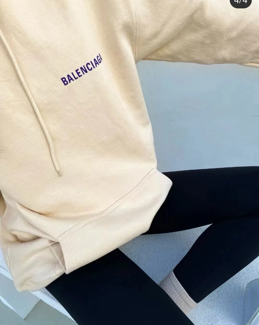 ♻️💯Reference model picture for the upper body❤️The top version of BALENCIAGA with large LOGO on the back and basic letters, pure cotton loose fit for male and female couples, the same fashion brand high hoodie sweatshirt. The god of simplicity in Paris, a volume sought after by many stars. Lisa’s favorite basic short-sleeved Paris style, which has a very high appearance rate. Wear alone, paired with jeans, shorts, and sweatpants, it's a versatile style. Xiaohongshu, a hot item on INS, a must-have for Paris fans.  The printing uses white glue as a base, coupled with Kornit direct injection, which ensures the anchorage of the printing and machine washing without any pressure. However, everyone should pay attention to something. The printing of this model is not thick glue, and the printing surface is not shiny. Please pay attention to the importance of version. Don't make a pattern based on the pictures. If you don't have the original version, you won't be able to make it look one to one like the original version. At most, you can just make a look. It's just a piece of clothing without a soul. The fabric is made of 480g combed cotton terry fabric, and the threads and fabric are custom-woven and dyed in the same style, with no color difference.  A complete set of customized tags, collar tags, washed, plastic bags, and most importantly, a complete set of bags, tag codes, and codes are all authentic.  Color: Apricot Size: XS-L P:450