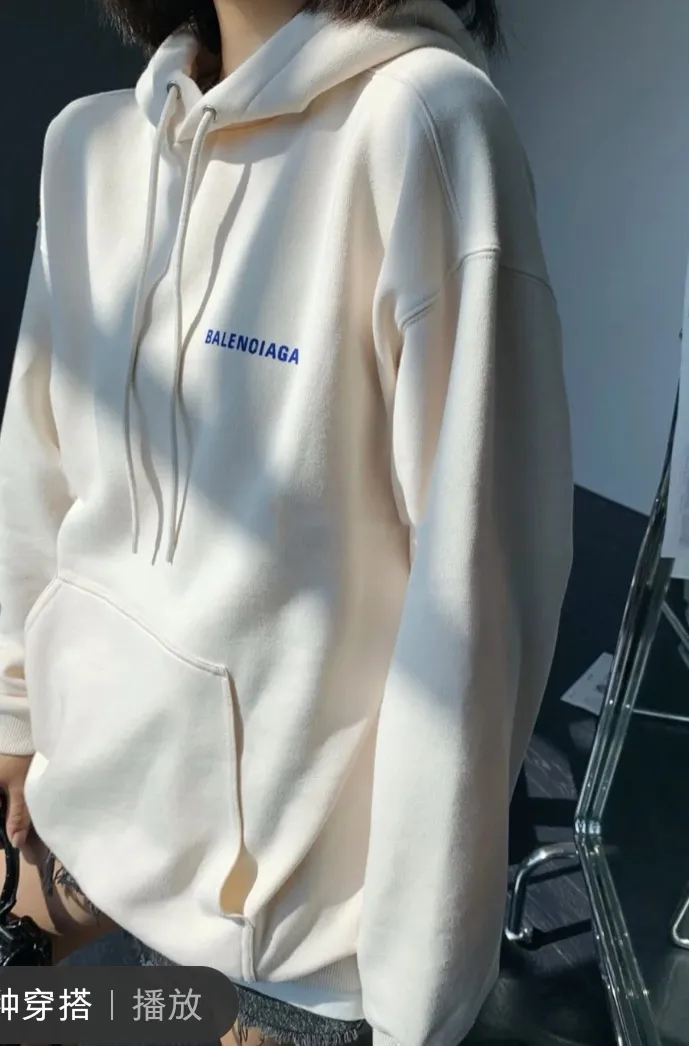 ♻️💯Reference model picture for the upper body❤️The top version of BALENCIAGA with large LOGO on the back and basic letters, pure cotton loose fit for male and female couples, the same fashion brand high hoodie sweatshirt. The god of simplicity in Paris, a volume sought after by many stars. Lisa’s favorite basic short-sleeved Paris style, which has a very high appearance rate. Wear alone, paired with jeans, shorts, and sweatpants, it's a versatile style. Xiaohongshu, a hot item on INS, a must-have for Paris fans.  The printing uses white glue as a base, coupled with Kornit direct injection, which ensures the anchorage of the printing and machine washing without any pressure. However, everyone should pay attention to something. The printing of this model is not thick glue, and the printing surface is not shiny. Please pay attention to the importance of version. Don't make a pattern based on the pictures. If you don't have the original version, you won't be able to make it look one to one like the original version. At most, you can just make a look. It's just a piece of clothing without a soul. The fabric is made of 480g combed cotton terry fabric, and the threads and fabric are custom-woven and dyed in the same style, with no color difference.  A complete set of customized tags, collar tags, washed, plastic bags, and most importantly, a complete set of bags, tag codes, and codes are all authentic.  Color: Apricot Size: XS-L P:450