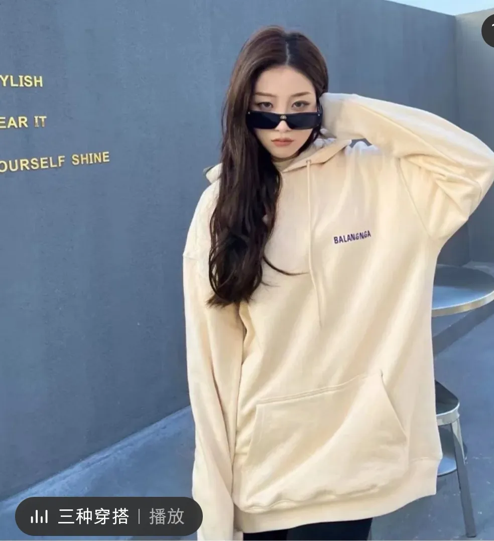 ♻️💯Reference model picture for the upper body❤️The top version of BALENCIAGA with large LOGO on the back and basic letters, pure cotton loose fit for male and female couples, the same fashion brand high hoodie sweatshirt. The god of simplicity in Paris, a volume sought after by many stars. Lisa’s favorite basic short-sleeved Paris style, which has a very high appearance rate. Wear alone, paired with jeans, shorts, and sweatpants, it's a versatile style. Xiaohongshu, a hot item on INS, a must-have for Paris fans.  The printing uses white glue as a base, coupled with Kornit direct injection, which ensures the anchorage of the printing and machine washing without any pressure. However, everyone should pay attention to something. The printing of this model is not thick glue, and the printing surface is not shiny. Please pay attention to the importance of version. Don't make a pattern based on the pictures. If you don't have the original version, you won't be able to make it look one to one like the original version. At most, you can just make a look. It's just a piece of clothing without a soul. The fabric is made of 480g combed cotton terry fabric, and the threads and fabric are custom-woven and dyed in the same style, with no color difference.  A complete set of customized tags, collar tags, washed, plastic bags, and most importantly, a complete set of bags, tag codes, and codes are all authentic.  Color: Apricot Size: XS-L P:450