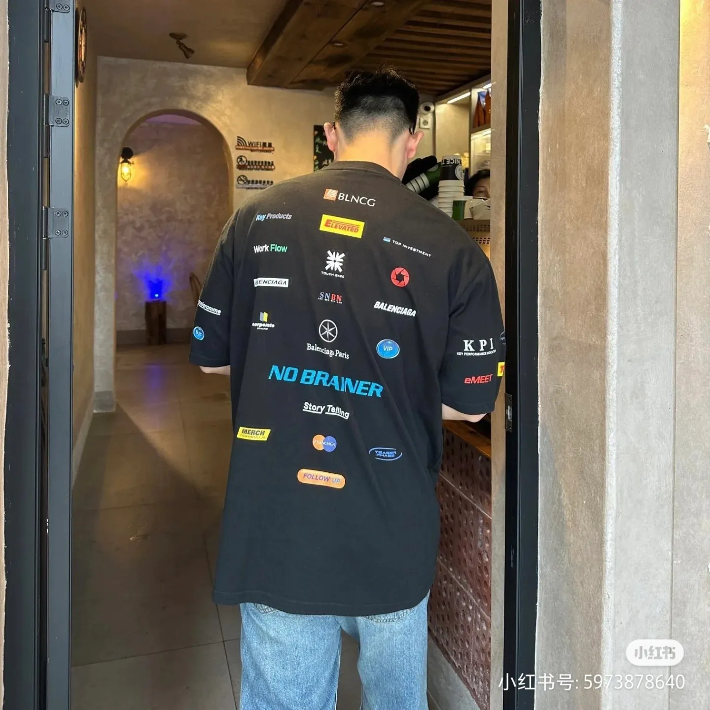 🎀Hot model pictures🎀Top version of BALENCIAGA/Balenciaga 2024 SS multi-element racing trademark LOGO collection printed short-sleeved T-shirt ✅No.1 quality in this market Real ceiling quality ✅All original development attention to detail pictures to avoid mixed use of stolen pictures ✅Correct 260g custom-woven and dyed pure cotton double yarn fabric, good color fastness, no fading ✅Correct Conley printing machine imported material printing, clear three-dimensional, firm and non-shedding ✅Custom-dyed thread No color difference, no deformation, overweight craftsmanship, difference in market currency. Let me explain why mine is a little more expensive than others, 1. It seems to be a simple printing or embroidery, but it is not simple at all. 10000% imported machine restoration, not just lip service. You are welcome to compare with peers. 2. Each model is produced by the company. The details of the workmanship and fabrics are consistent with the original ones. There is no color difference between the details and the counters. Re-engraving is not scary. Whoever is fake is embarrassed. It’s not shameful to make a replica, it’s shameful if you can’t buy the correct version if you make a replica. 3. Note that the threaded collars are all original collars of certain countries and regions, with high wrapping. The width of the neckline and cabinets are accurate to the millimeter. Thick necklines are not easy to deform. The collars of high-end products are all restored cabinets. They are different from the big collars in the world. Ordinary garbage short-sleeves are printed with a print. The clavicle of the upper body is exposed. Please be patient. Customers who have bought genuine products or have seen genuine products will come back to place orders again. This is quality. This is quality. 4. Different styles of washed wheat main wheat, including imported wheat, have different colors and codes. Really restore the counter. As we all know, Balenciaga has different English or different colors on the collar labels of each quarter. This distinguishes the fast food products with the same common main wheat washed wheat. 5. Pay attention to the workmanship. The stitching at the neckline has no folds, smooth and natural without overlapping lines, and truly restores this. This is something that many people cannot do. 6. The fabric is made of 260g Paris-specific double yarn. No one can make better fabrics than my family. There's really no way to compare it with the ordinary version on the market. Respect it. It's genuine and costs thousands of dollars anyway. Don't buy street stalls. Quality 7. The workmanship is fully restored. The packaging is fully restored. The cost is huge. 8. I guarantee here that this is the highest quality you can find. Color: Black Size: S--XL P:290