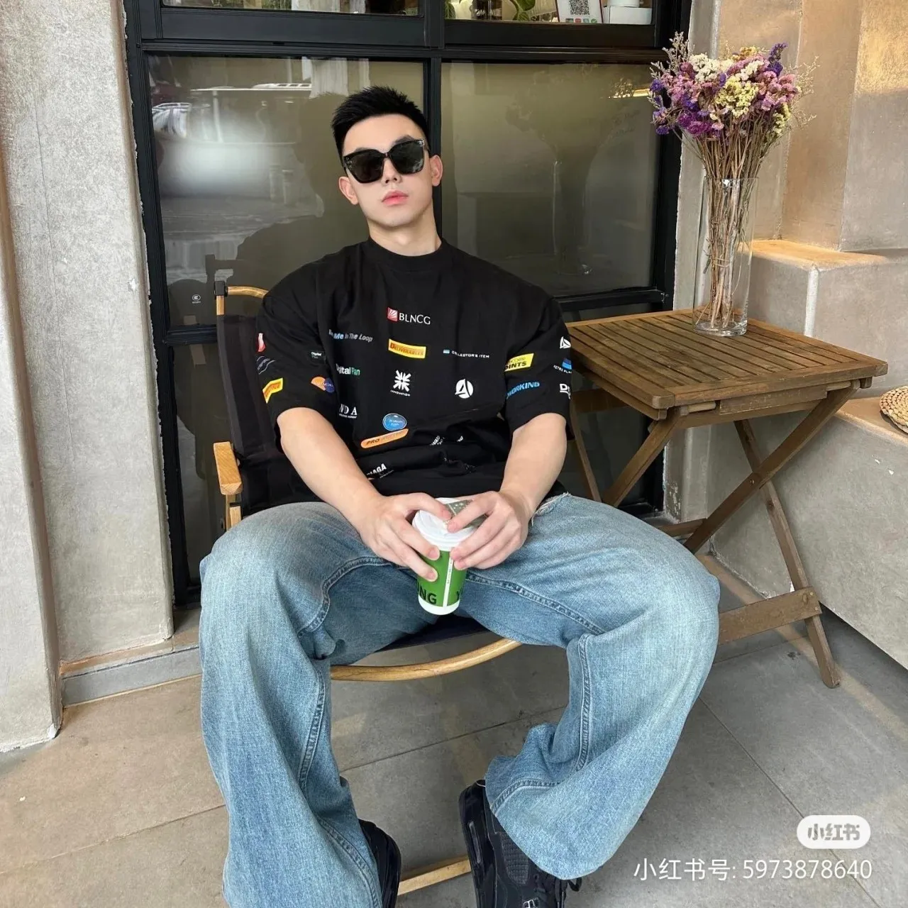 🎀Hot model pictures🎀Top version of BALENCIAGA/Balenciaga 2024 SS multi-element racing trademark LOGO collection printed short-sleeved T-shirt ✅No.1 quality in this market Real ceiling quality ✅All original development attention to detail pictures to avoid mixed use of stolen pictures ✅Correct 260g custom-woven and dyed pure cotton double yarn fabric, good color fastness, no fading ✅Correct Conley printing machine imported material printing, clear three-dimensional, firm and non-shedding ✅Custom-dyed thread No color difference, no deformation, overweight craftsmanship, difference in market currency. Let me explain why mine is a little more expensive than others, 1. It seems to be a simple printing or embroidery, but it is not simple at all. 10000% imported machine restoration, not just lip service. You are welcome to compare with peers. 2. Each model is produced by the company. The details of the workmanship and fabrics are consistent with the original ones. There is no color difference between the details and the counters. Re-engraving is not scary. Whoever is fake is embarrassed. It’s not shameful to make a replica, it’s shameful if you can’t buy the correct version if you make a replica. 3. Note that the threaded collars are all original collars of certain countries and regions, with high wrapping. The width of the neckline and cabinets are accurate to the millimeter. Thick necklines are not easy to deform. The collars of high-end products are all restored cabinets. They are different from the big collars in the world. Ordinary garbage short-sleeves are printed with a print. The clavicle of the upper body is exposed. Please be patient. Customers who have bought genuine products or have seen genuine products will come back to place orders again. This is quality. This is quality. 4. Different styles of washed wheat main wheat, including imported wheat, have different colors and codes. Really restore the counter. As we all know, Balenciaga has different English or different colors on the collar labels of each quarter. This distinguishes the fast food products with the same common main wheat washed wheat. 5. Pay attention to the workmanship. The stitching at the neckline has no folds, smooth and natural without overlapping lines, and truly restores this. This is something that many people cannot do. 6. The fabric is made of 260g Paris-specific double yarn. No one can make better fabrics than my family. There's really no way to compare it with the ordinary version on the market. Respect it. It's genuine and costs thousands of dollars anyway. Don't buy street stalls. Quality 7. The workmanship is fully restored. The packaging is fully restored. The cost is huge. 8. I guarantee here that this is the highest quality you can find. Color: Black Size: S--XL P:290