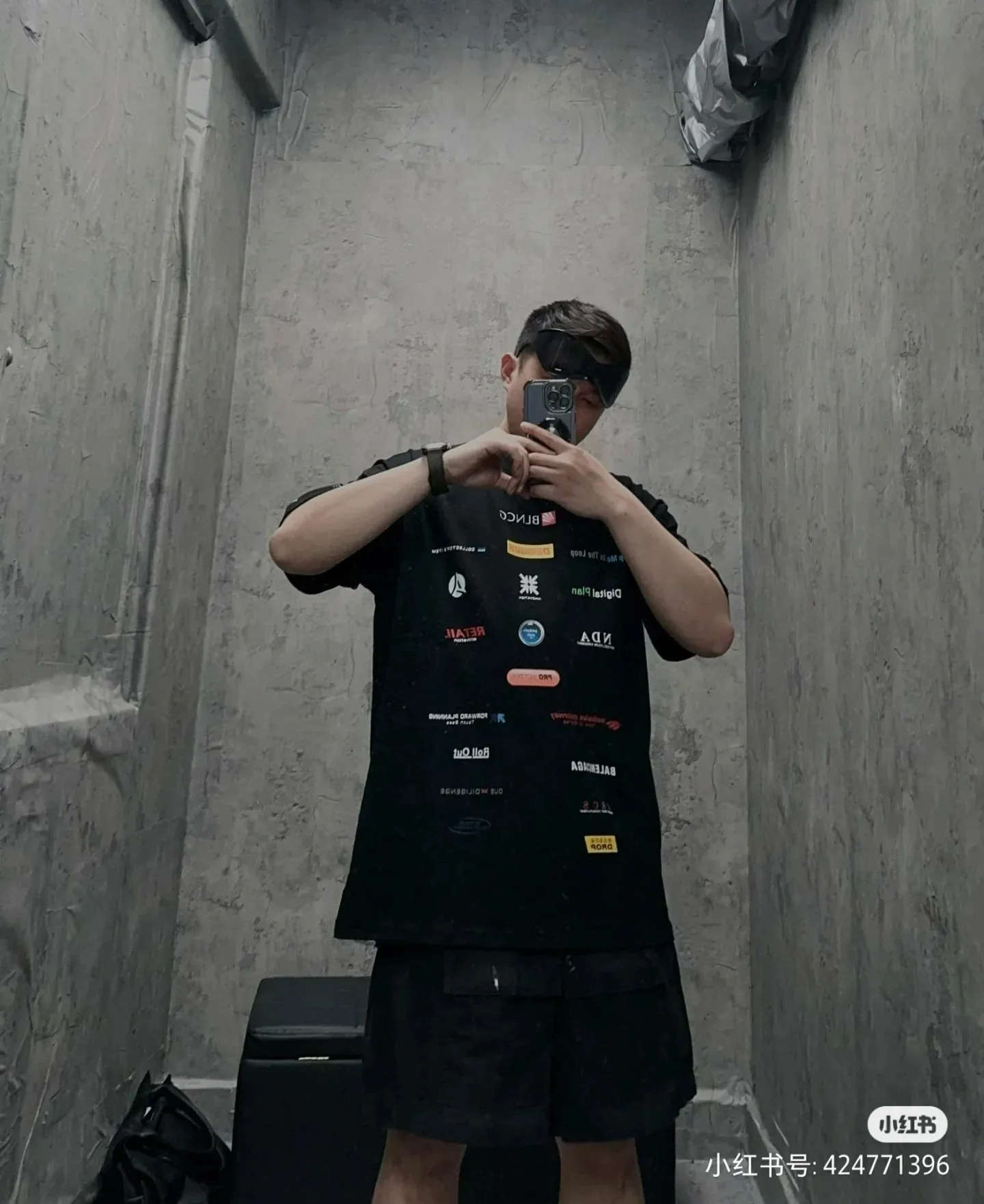 🎀Hot model pictures🎀Top version of BALENCIAGA/Balenciaga 2024 SS multi-element racing trademark LOGO collection printed short-sleeved T-shirt ✅No.1 quality in this market Real ceiling quality ✅All original development attention to detail pictures to avoid mixed use of stolen pictures ✅Correct 260g custom-woven and dyed pure cotton double yarn fabric, good color fastness, no fading ✅Correct Conley printing machine imported material printing, clear three-dimensional, firm and non-shedding ✅Custom-dyed thread No color difference, no deformation, overweight craftsmanship, difference in market currency. Let me explain why mine is a little more expensive than others, 1. It seems to be a simple printing or embroidery, but it is not simple at all. 10000% imported machine restoration, not just lip service. You are welcome to compare with peers. 2. Each model is produced by the company. The details of the workmanship and fabrics are consistent with the original ones. There is no color difference between the details and the counters. Re-engraving is not scary. Whoever is fake is embarrassed. It’s not shameful to make a replica, it’s shameful if you can’t buy the correct version if you make a replica. 3. Note that the threaded collars are all original collars of certain countries and regions, with high wrapping. The width of the neckline and cabinets are accurate to the millimeter. Thick necklines are not easy to deform. The collars of high-end products are all restored cabinets. They are different from the big collars in the world. Ordinary garbage short-sleeves are printed with a print. The clavicle of the upper body is exposed. Please be patient. Customers who have bought genuine products or have seen genuine products will come back to place orders again. This is quality. This is quality. 4. Different styles of washed wheat main wheat, including imported wheat, have different colors and codes. Really restore the counter. As we all know, Balenciaga has different English or different colors on the collar labels of each quarter. This distinguishes the fast food products with the same common main wheat washed wheat. 5. Pay attention to the workmanship. The stitching at the neckline has no folds, smooth and natural without overlapping lines, and truly restores this. This is something that many people cannot do. 6. The fabric is made of 260g Paris-specific double yarn. No one can make better fabrics than my family. There's really no way to compare it with the ordinary version on the market. Respect it. It's genuine and costs thousands of dollars anyway. Don't buy street stalls. Quality 7. The workmanship is fully restored. The packaging is fully restored. The cost is huge. 8. I guarantee here that this is the highest quality you can find. Color: Black Size: S--XL P:290