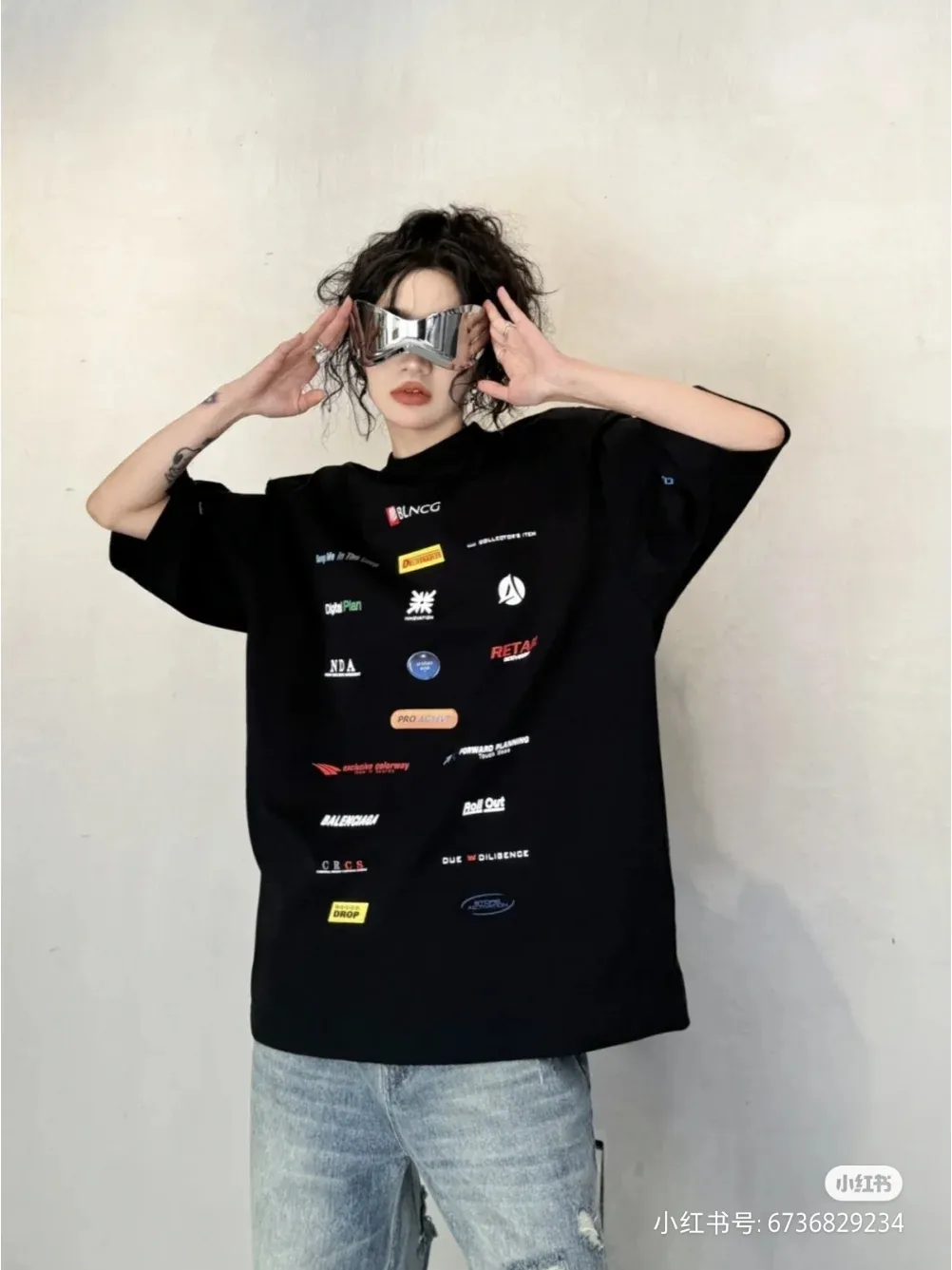 🎀Hot model pictures🎀Top version of BALENCIAGA/Balenciaga 2024 SS multi-element racing trademark LOGO collection printed short-sleeved T-shirt ✅No.1 quality in this market Real ceiling quality ✅All original development attention to detail pictures to avoid mixed use of stolen pictures ✅Correct 260g custom-woven and dyed pure cotton double yarn fabric, good color fastness, no fading ✅Correct Conley printing machine imported material printing, clear three-dimensional, firm and non-shedding ✅Custom-dyed thread No color difference, no deformation, overweight craftsmanship, difference in market currency. Let me explain why mine is a little more expensive than others, 1. It seems to be a simple printing or embroidery, but it is not simple at all. 10000% imported machine restoration, not just lip service. You are welcome to compare with peers. 2. Each model is produced by the company. The details of the workmanship and fabrics are consistent with the original ones. There is no color difference between the details and the counters. Re-engraving is not scary. Whoever is fake is embarrassed. It’s not shameful to make a replica, it’s shameful if you can’t buy the correct version if you make a replica. 3. Note that the threaded collars are all original collars of certain countries and regions, with high wrapping. The width of the neckline and cabinets are accurate to the millimeter. Thick necklines are not easy to deform. The collars of high-end products are all restored cabinets. They are different from the big collars in the world. Ordinary garbage short-sleeves are printed with a print. The clavicle of the upper body is exposed. Please be patient. Customers who have bought genuine products or have seen genuine products will come back to place orders again. This is quality. This is quality. 4. Different styles of washed wheat main wheat, including imported wheat, have different colors and codes. Really restore the counter. As we all know, Balenciaga has different English or different colors on the collar labels of each quarter. This distinguishes the fast food products with the same common main wheat washed wheat. 5. Pay attention to the workmanship. The stitching at the neckline has no folds, smooth and natural without overlapping lines, and truly restores this. This is something that many people cannot do. 6. The fabric is made of 260g Paris-specific double yarn. No one can make better fabrics than my family. There's really no way to compare it with the ordinary version on the market. Respect it. It's genuine and costs thousands of dollars anyway. Don't buy street stalls. Quality 7. The workmanship is fully restored. The packaging is fully restored. The cost is huge. 8. I guarantee here that this is the highest quality you can find. Color: Black Size: S--XL P:290