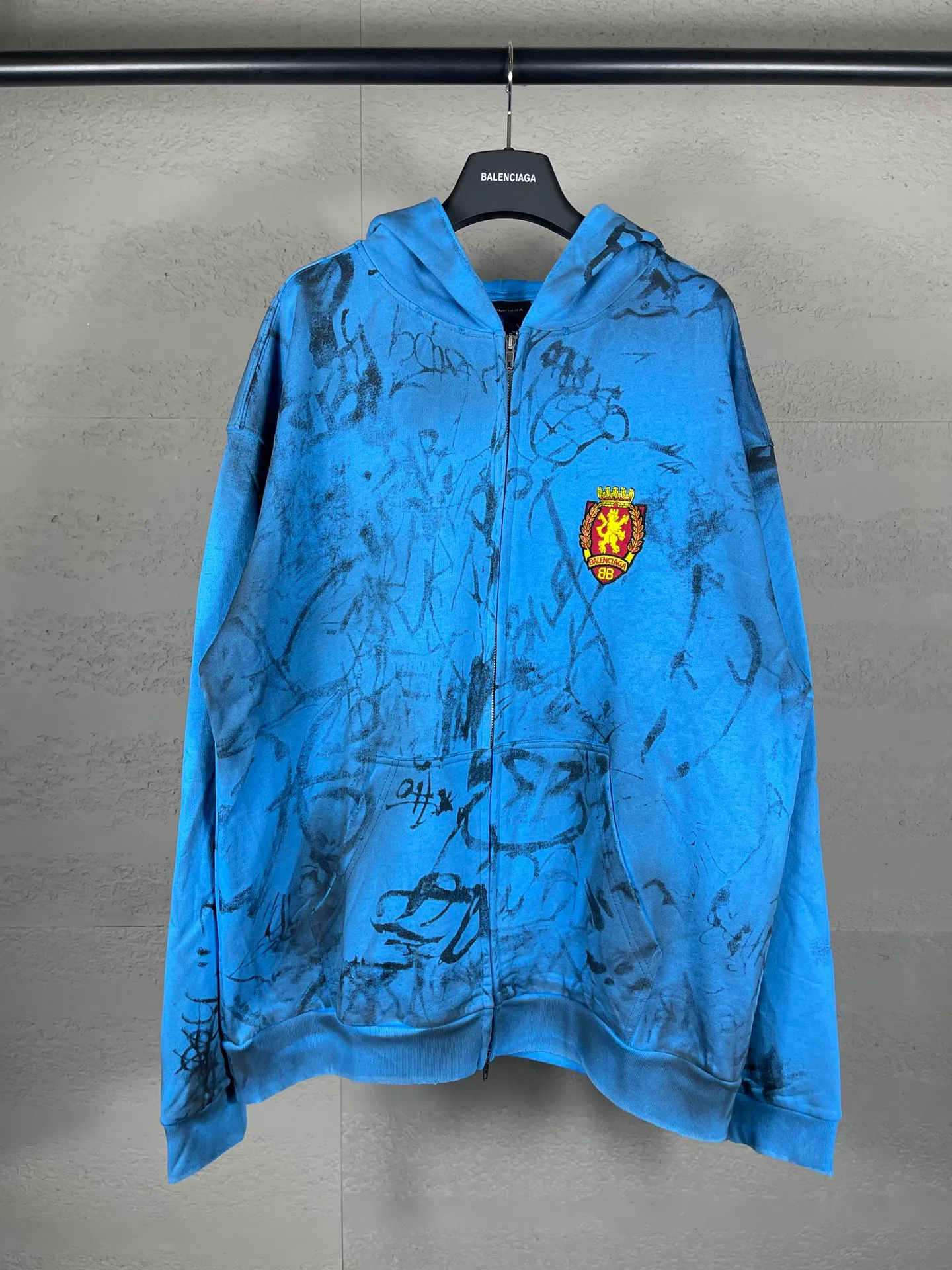 🅿️456 real photos [Top version. Official website quality] BALENCI*GA/Paris co-branded Manchester United. 24 latest. Hand-painted. Worn. Washed. Distressed. Worn. Inkjet painting. Graffiti. Zipper cardigan hooded sweatshirt. The embroidered insignia is heavily tattered. Top-quality board. Comparisons are welcome. The fabric is made of Paris ZP custom-woven and dyed cotton double yarn. Weighing 260 grams, the cloth surface is clean. The cloth pattern is clear, soft and comfortable. The threads are dyed with no color difference. The front pattern embroidery is made with imported machine embroidery. The color of the chapter mark is the same. The embroidery and border are embroidered. The chapter mark is worn and distressed to match the brick cabinet. Ready-made clothes are washed and distressed. Painted with graffiti. The entire piece of clothing is restored with overweight craftsmanship. Jubie market produces pictures based on pictures. Welcome to compare. The version adopts OS loose shoulder design. Same style for men and women. Code: BL238079 Color: gray, red, lake blue Size: XS S M L
