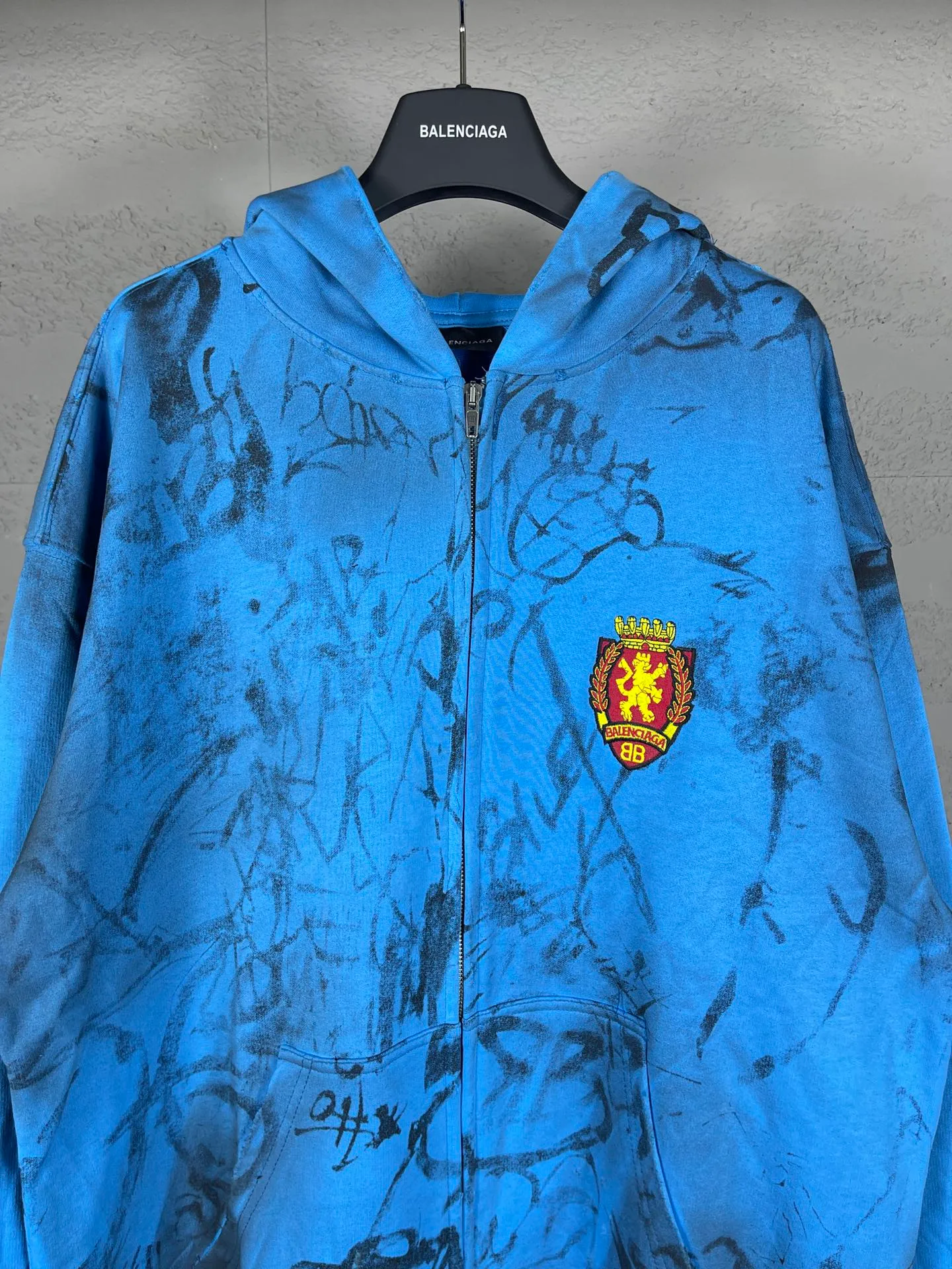 🅿️456 real photos [Top version. Official website quality] BALENCI*GA/Paris co-branded Manchester United. 24 latest. Hand-painted. Worn. Washed. Distressed. Worn. Inkjet painting. Graffiti. Zipper cardigan hooded sweatshirt. The embroidered insignia is heavily tattered. Top-quality board. Comparisons are welcome. The fabric is made of Paris ZP custom-woven and dyed cotton double yarn. Weighing 260 grams, the cloth surface is clean. The cloth pattern is clear, soft and comfortable. The threads are dyed with no color difference. The front pattern embroidery is made with imported machine embroidery. The color of the chapter mark is the same. The embroidery and border are embroidered. The chapter mark is worn and distressed to match the brick cabinet. Ready-made clothes are washed and distressed. Painted with graffiti. The entire piece of clothing is restored with overweight craftsmanship. Jubie market produces pictures based on pictures. Welcome to compare. The version adopts OS loose shoulder design. Same style for men and women. Code: BL238079 Color: gray, red, lake blue Size: XS S M L