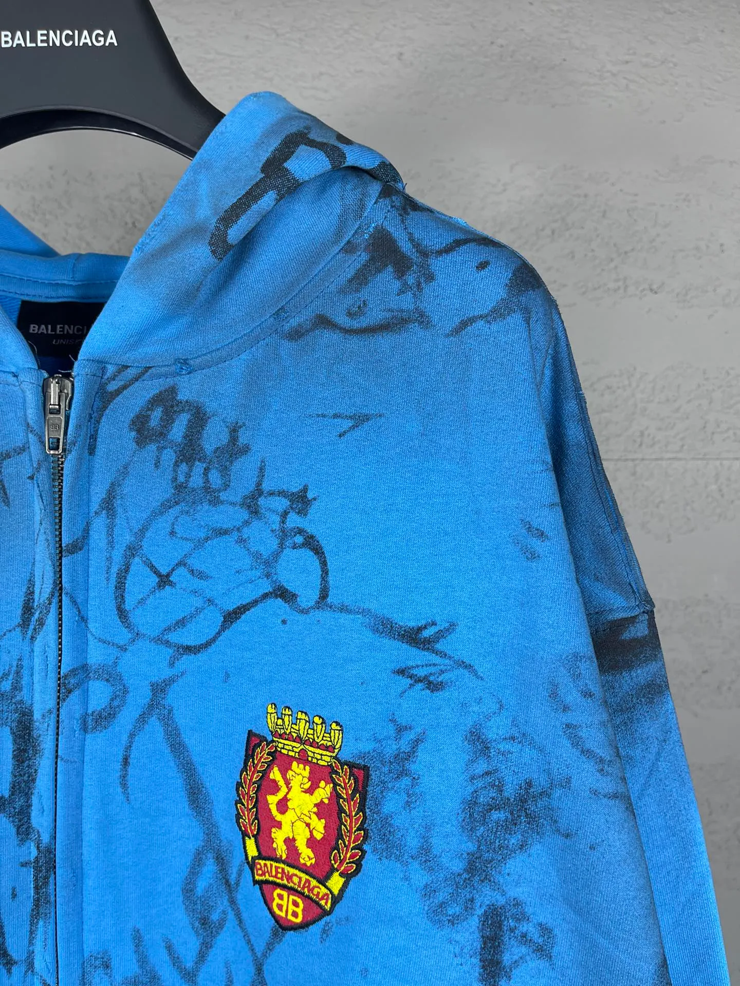 🅿️456 real photos [Top version. Official website quality] BALENCI*GA/Paris co-branded Manchester United. 24 latest. Hand-painted. Worn. Washed. Distressed. Worn. Inkjet painting. Graffiti. Zipper cardigan hooded sweatshirt. The embroidered insignia is heavily tattered. Top-quality board. Comparisons are welcome. The fabric is made of Paris ZP custom-woven and dyed cotton double yarn. Weighing 260 grams, the cloth surface is clean. The cloth pattern is clear, soft and comfortable. The threads are dyed with no color difference. The front pattern embroidery is made with imported machine embroidery. The color of the chapter mark is the same. The embroidery and border are embroidered. The chapter mark is worn and distressed to match the brick cabinet. Ready-made clothes are washed and distressed. Painted with graffiti. The entire piece of clothing is restored with overweight craftsmanship. Jubie market produces pictures based on pictures. Welcome to compare. The version adopts OS loose shoulder design. Same style for men and women. Code: BL238079 Color: gray, red, lake blue Size: XS S M L