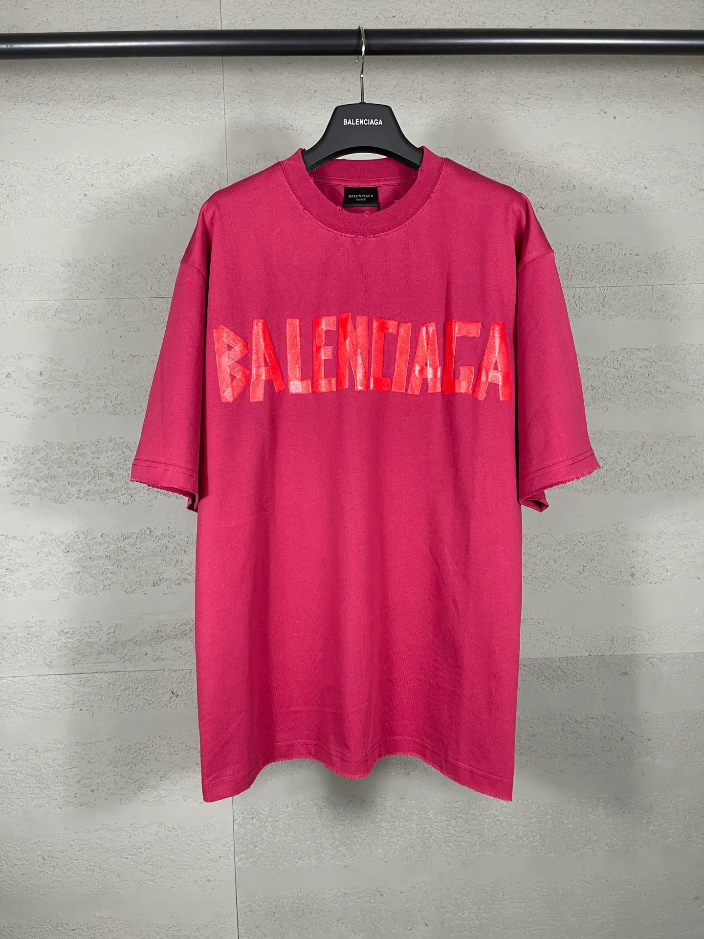 🅿️194 Actual pictures [Top version. Official website quality] BALENCI*GA/Paris. 25ss latest classic. Masking tape printing. Ready-to-wear washed and frayed short-sleeved T-shirt. Brick cabinet synchronization. The fabric is made of Paris ZP custom-woven and dyed 100% cotton double yarn compact cotton. The weight is 260 grams, the cloth surface is clean. The cloth pattern is clear, soft and comfortable, and the thread is dyed with no color difference. The classic pattern is printed with environmentally friendly imported materials, and the tape pattern is glued. The letters are clear and the effect is three-dimensional. Restored brick cabinet. The garments were washed and aged, and polished by many hands. Produced by ultra-heavy craftsmanship, the market currency is very different, welcome to compare. The version adopts OS loose shoulder design. The same style for men and women. Code: BL253383 Color: black blue, plum red, khaki Size: XS S M L