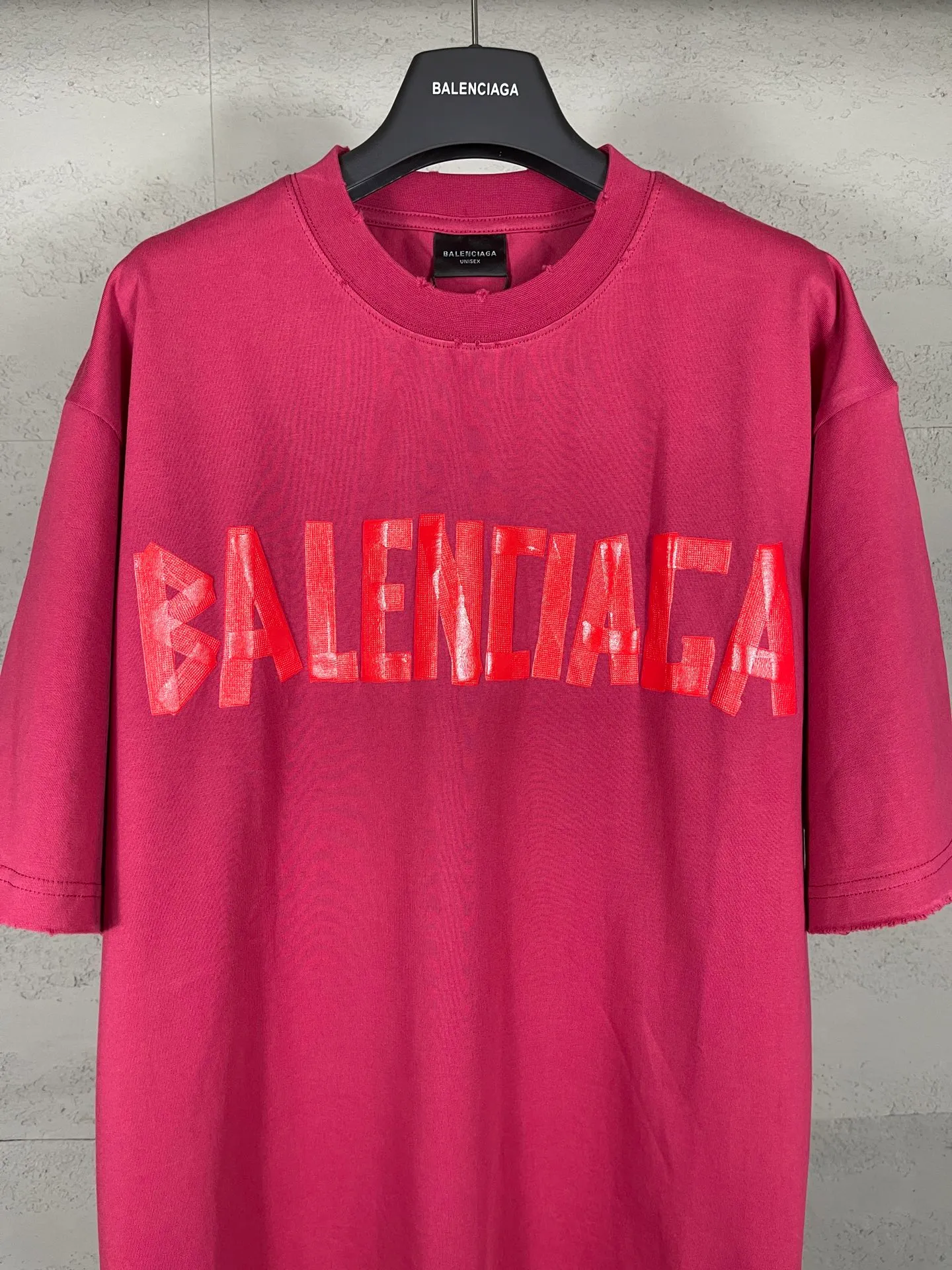 🅿️194 Actual pictures [Top version. Official website quality] BALENCI*GA/Paris. 25ss latest classic. Masking tape printing. Ready-to-wear washed and frayed short-sleeved T-shirt. Brick cabinet synchronization. The fabric is made of Paris ZP custom-woven and dyed 100% cotton double yarn compact cotton. The weight is 260 grams, the cloth surface is clean. The cloth pattern is clear, soft and comfortable, and the thread is dyed with no color difference. The classic pattern is printed with environmentally friendly imported materials, and the tape pattern is glued. The letters are clear and the effect is three-dimensional. Restored brick cabinet. The garments were washed and aged, and polished by many hands. Produced by ultra-heavy craftsmanship, the market currency is very different, welcome to compare. The version adopts OS loose shoulder design. The same style for men and women. Code: BL253383 Color: black blue, plum red, khaki Size: XS S M L