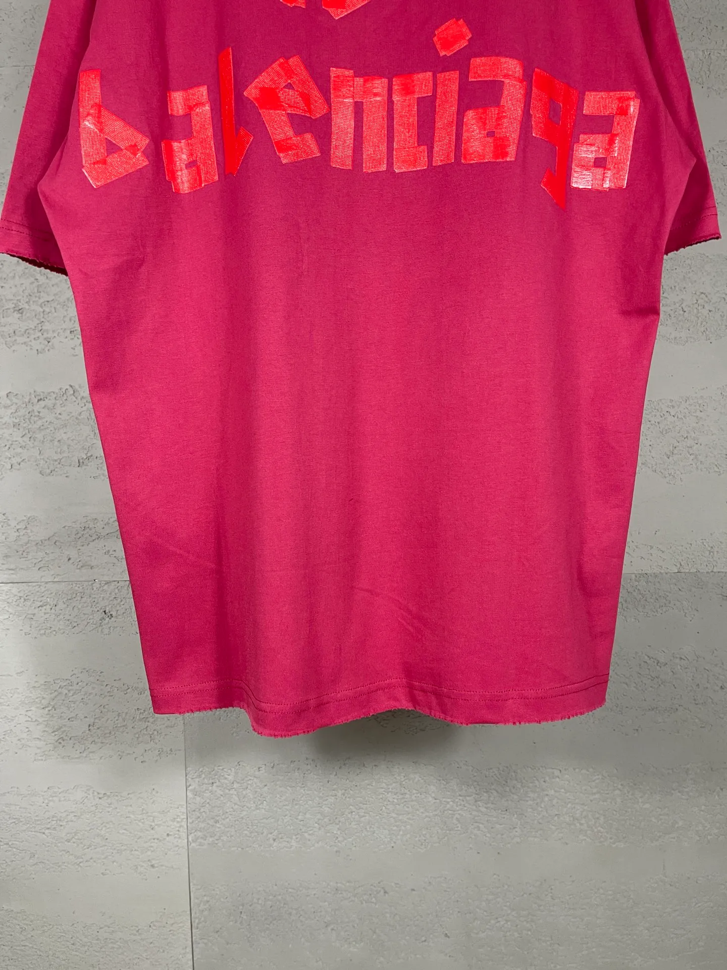 🅿️194 Actual pictures [Top version. Official website quality] BALENCI*GA/Paris. 25ss latest classic. Masking tape printing. Ready-to-wear washed and frayed short-sleeved T-shirt. Brick cabinet synchronization. The fabric is made of Paris ZP custom-woven and dyed 100% cotton double yarn compact cotton. The weight is 260 grams, the cloth surface is clean. The cloth pattern is clear, soft and comfortable, and the thread is dyed with no color difference. The classic pattern is printed with environmentally friendly imported materials, and the tape pattern is glued. The letters are clear and the effect is three-dimensional. Restored brick cabinet. The garments were washed and aged, and polished by many hands. Produced by ultra-heavy craftsmanship, the market currency is very different, welcome to compare. The version adopts OS loose shoulder design. The same style for men and women. Code: BL253383 Color: black blue, plum red, khaki Size: XS S M L