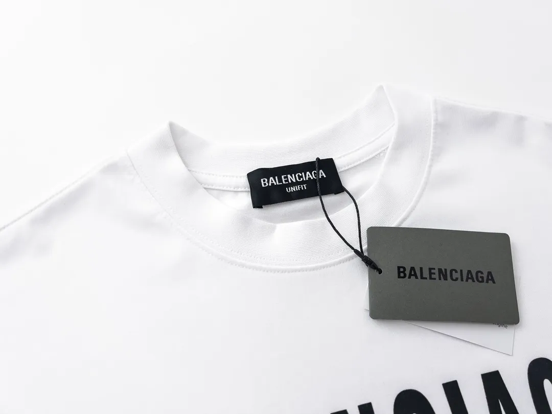 🅿️174 Actual pictures [Top version. Official website quality] BALENCI*GA/Paris BALENCI*GA# staggered letter LOGO printed washed short-sleeved T-shirt. Brick cabinet synchronization. The fabric is made of Paris ZP custom-woven and dyed 100% cotton double yarn compact cotton. The weight is 260 grams. The cloth surface is clean. The cloth pattern is clear. Soft and comfortable. The color fastness is good. It is not easy to change color. The threads are woven and dyed with no color difference. The printing uses imported environmentally friendly glue, which has a three-dimensional effect and no burrs. The ready-made clothes are washed and worn, and the brick cabinets are restored. The version adopts the OS loose shoulder style. Same style for men and women. Code: BL223095 Color: washed black. White Size: XS to L