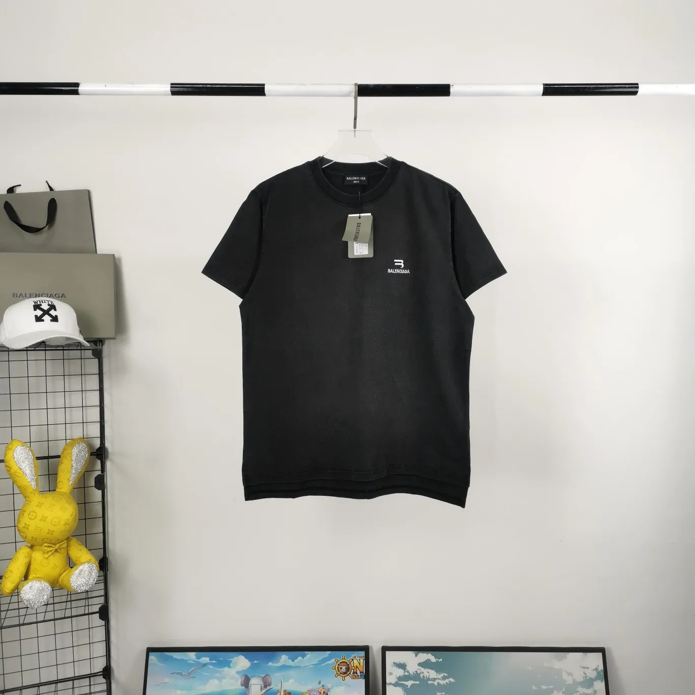 [New] The top tested version of BALENCIAGA's new LOGO with inverted chest embroidery printed on the same style short-sleeved T-shirts for male and female couples stars. It is printed with imported Tajima embroidery. The printing texture is clear and full! Ready-made garments are washed, fried snowflakes and sanded. The scrap rate is very high. Full of craftsmanship. 32S 280g double-ply double yarn pure cotton fabric. Ready-made garments are shaped and washed! Full of drape. The hem has a high-low bifurcated design, with a clear sense of layering and BF design style! Butt-covering artifact! Girls can have their lower body disappear in an instant! Accessories: Butter paper with logo, three-label synchronous official website Size: XS-L Color: Washed black P:280