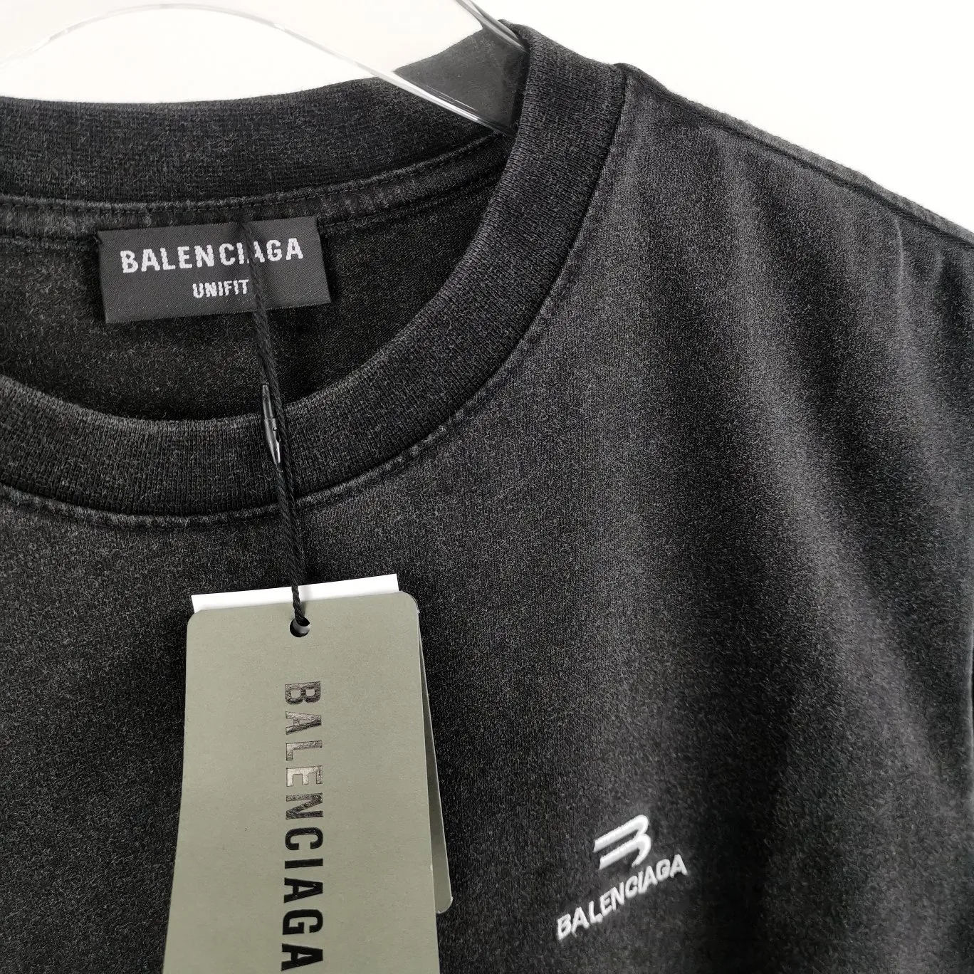[New] The top tested version of BALENCIAGA's new LOGO with inverted chest embroidery printed on the same style short-sleeved T-shirts for male and female couples stars. It is printed with imported Tajima embroidery. The printing texture is clear and full! Ready-made garments are washed, fried snowflakes and sanded. The scrap rate is very high. Full of craftsmanship. 32S 280g double-ply double yarn pure cotton fabric. Ready-made garments are shaped and washed! Full of drape. The hem has a high-low bifurcated design, with a clear sense of layering and BF design style! Butt-covering artifact! Girls can have their lower body disappear in an instant! Accessories: Butter paper with logo, three-label synchronous official website Size: XS-L Color: Washed black P:280
