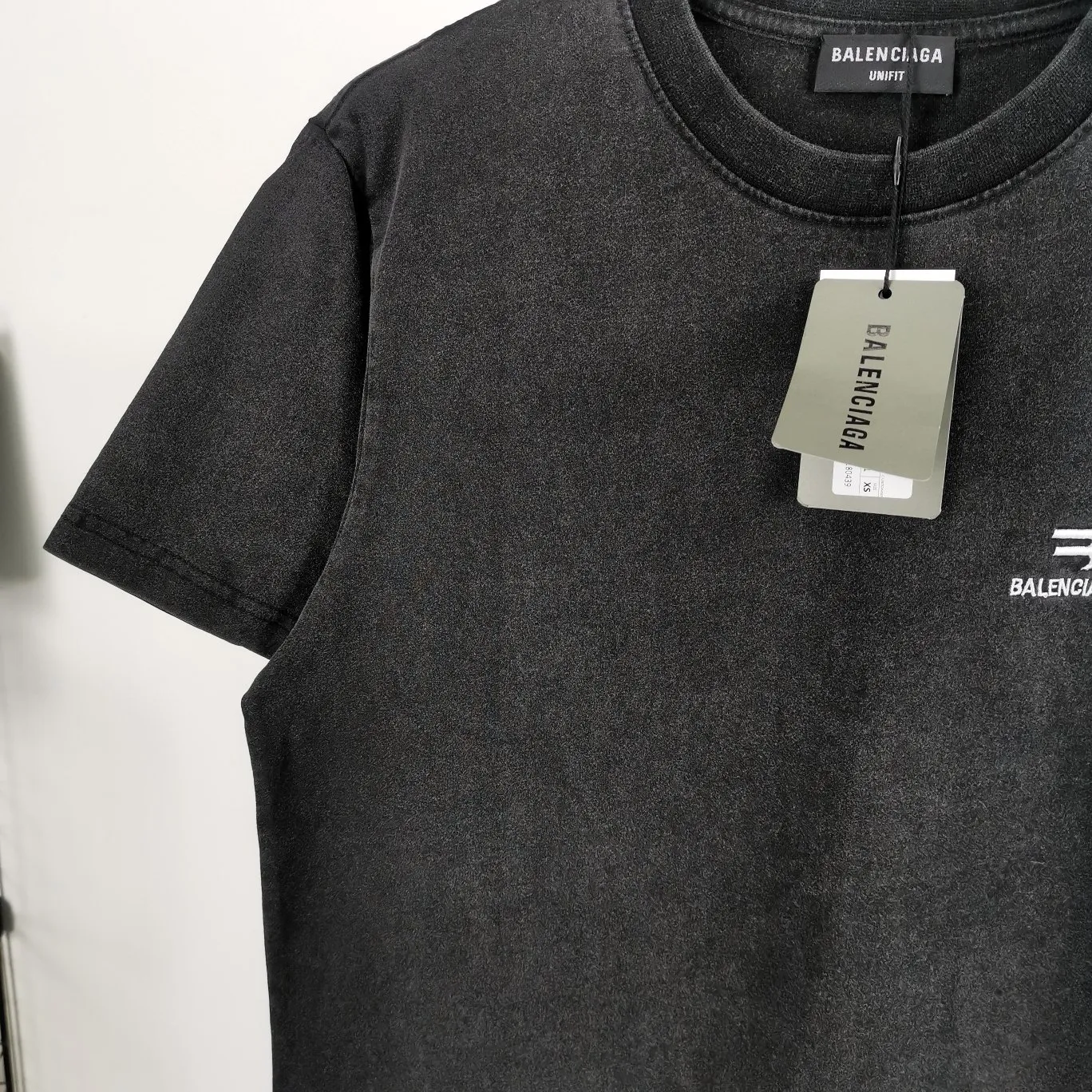 [New] The top tested version of BALENCIAGA's new LOGO with inverted chest embroidery printed on the same style short-sleeved T-shirts for male and female couples stars. It is printed with imported Tajima embroidery. The printing texture is clear and full! Ready-made garments are washed, fried snowflakes and sanded. The scrap rate is very high. Full of craftsmanship. 32S 280g double-ply double yarn pure cotton fabric. Ready-made garments are shaped and washed! Full of drape. The hem has a high-low bifurcated design, with a clear sense of layering and BF design style! Butt-covering artifact! Girls can have their lower body disappear in an instant! Accessories: Butter paper with logo, three-label synchronous official website Size: XS-L Color: Washed black P:280