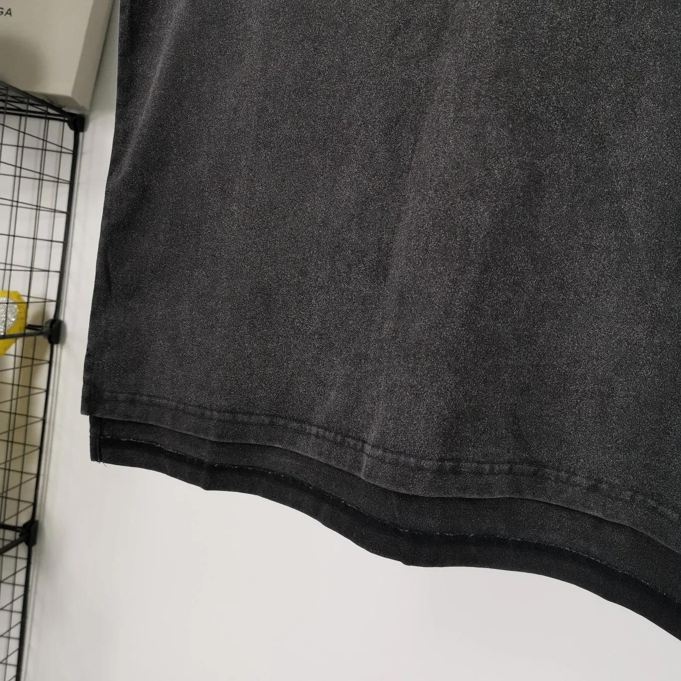 [New] The top tested version of BALENCIAGA's new LOGO with inverted chest embroidery printed on the same style short-sleeved T-shirts for male and female couples stars. It is printed with imported Tajima embroidery. The printing texture is clear and full! Ready-made garments are washed, fried snowflakes and sanded. The scrap rate is very high. Full of craftsmanship. 32S 280g double-ply double yarn pure cotton fabric. Ready-made garments are shaped and washed! Full of drape. The hem has a high-low bifurcated design, with a clear sense of layering and BF design style! Butt-covering artifact! Girls can have their lower body disappear in an instant! Accessories: Butter paper with logo, three-label synchronous official website Size: XS-L Color: Washed black P:280