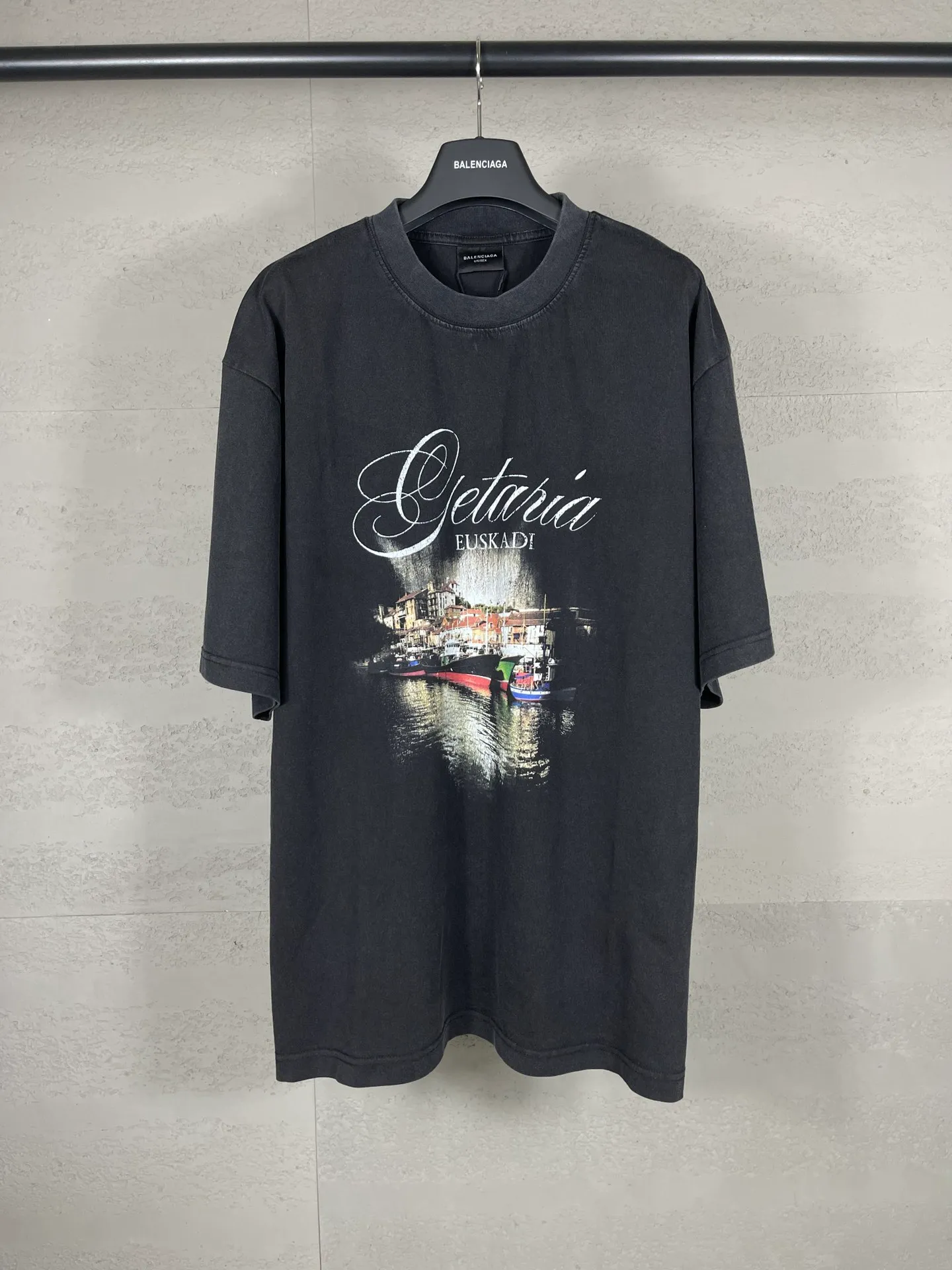 🅿️194 Actual pictures [Top version. Official website quality] BALENCI*GA/Paris. SS25 latest model direct-injection printed washed and distressed short-sleeved T-shirt. Ready-made garments washed and distressed. Brick cabinets are synchronized. Genuine products are developed at the first time. The fabric is made of Paris ZP custom-woven and dyed cotton double yarn. Weighing 260 grams, the cloth surface is clean. The cloth pattern is clear, soft and comfortable. The threads are dyed with no color difference. The printing adopts computer direct printing, and the effect is three-dimensional. The version adopts OS loose shoulder design. Same style for men and women. Code: BL253633 Color: washed black Size: XS S M L