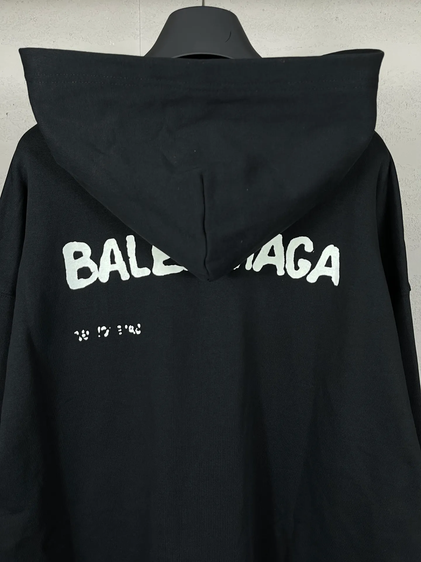 🅿️296 Real photos [Top version. Official website quality] BALENCI*GA/Paris BALENCI*GA#2023 new autumn and winter style, blurred letter shadow printed hooded sweatshirt. Brick cabinet synchronization. The fabric is made of Paris ZP custom weaving and dyeing cotton terry sweatshirt. The weight is 450 grams. The cloth surface is clean. The cloth texture is clear. Soft and comfortable. Good color fastness. Not easy to change color. The threads are woven and dyed with no color difference. The printing uses imported environmentally friendly rubber paddles, cutting piece positioning, precision stencils, fine LOGO letters, clear letters, no burrs. The effect is three-dimensional, which is different from ordinary printing in the market. Restore brick cabinets. The version adopts OS loose shoulder design. Same style for men and women. Code: BL238013 Color: Black Size: XS S M L