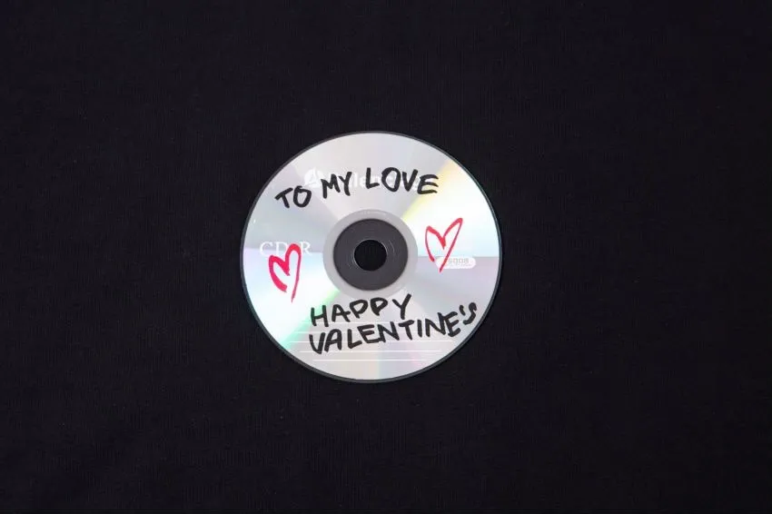 Top tried and tested version BALENCIAGA 24 Valentine's Day limited edition Love CD short-sleeved T-shirt Decorated with graffiti CD artwork on the front, frayed hem effect BALENCIAGA 24 Fairy Edition Special Valentine's Day limited edition with the theme of love CD (this model is not machine washable, only hand washable) New fabric New version Exclusive custom-woven and dyed high-gram weight 300g fabric Soft and comfortable texture Os dropped shoulder loose version Latest brick cabinet synchronization for spring and summer Same style for men and women Color: Black White Size: XS S M L P: 280
