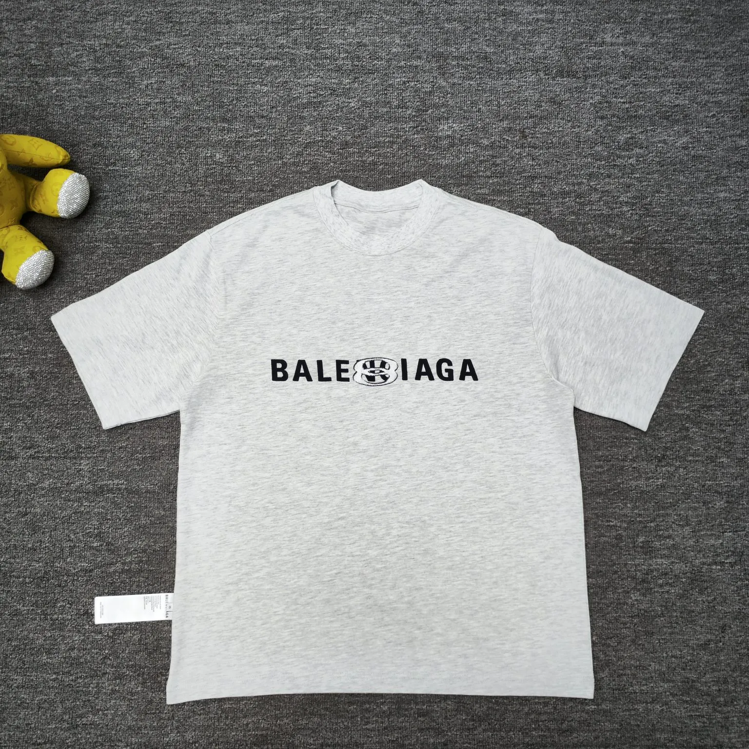 The top approved version BALENCIAGA/Balenciaga 2024 SS mirrored double-loop LOGO classic letter embroidery short-sleeved T-shirt ✅No.1 quality in this market, real ceiling quality ✅All original development drawings pay attention to details to avoid mixed use of stolen pictures by merchants ✅Correct 260g custom-woven and dyed double yarn fabric, soft, breathable and comfortable ✅Imported Tajima embroidery machine 150,000-needle embroidery effect is full, three-dimensional and clear without burrs ✅Custom-dyed thread No color difference No deformation, overweight craftsmanship, different market currency. Here is an explanation of why mine is a little more expensive than others, 1. It seems to be a simple printing or embroidery, but it is not simple at all. 10000% imported machine restoration is not just a word. You are welcome to compare with peers. 2. Each model is produced by the company. The details of the workmanship and fabrics are consistent with the original ones. It is guaranteed to have no color difference with the counters. Reproduction is not scary. Whoever is fake is embarrassed. It’s not shameful to make a replica, it’s shameful if you can’t buy the correct version if you make a replica. 3. Note that the threaded collars are all original collars of certain countries and regions, with high wrapping. The width of the neckline and cabinets are accurate to the millimeter. Thick necklines are not easy to deform. The collars of high-end products are all restored cabinets. They are different from the big collars in the world. Ordinary garbage short-sleeves are printed with a print. The clavicle of the upper body is exposed. Please be patient. Customers who have bought genuine products or have seen genuine products will come back to place orders again. This is quality. This is quality. 4. Different styles of washed wheat main wheat, including imported wheat, have different colors and codes. Really restore the counter. As we all know, Balenciaga has different English or different colors on the collar labels of each quarter. This distinguishes the fast food products with the same common main wheat washed wheat. 5. Pay attention to the workmanship. The stitching at the neckline has no folds, smooth and natural without overlapping lines, and truly restores this. This is something that many people cannot do. 6. The fabric is made of 260g Paris-specific double yarn. No one can make better fabrics than my family. There's really no way to compare it with the ordinary version on the market. Respect it. It's genuine and costs thousands of dollars anyway. Don't buy street stalls. Quality 7. The workmanship is fully restored. The packaging is fully restored. The cost is huge. 8. I guarantee here that this is the highest quality you can find. Size: S--XL Color: Black White P: 260