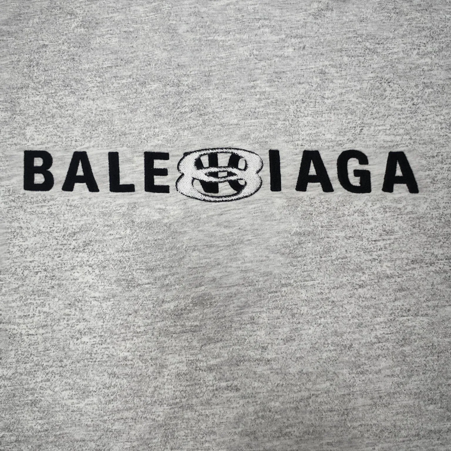 The top approved version BALENCIAGA/Balenciaga 2024 SS mirrored double-loop LOGO classic letter embroidery short-sleeved T-shirt ✅No.1 quality in this market, real ceiling quality ✅All original development drawings pay attention to details to avoid mixed use of stolen pictures by merchants ✅Correct 260g custom-woven and dyed double yarn fabric, soft, breathable and comfortable ✅Imported Tajima embroidery machine 150,000-needle embroidery effect is full, three-dimensional and clear without burrs ✅Custom-dyed thread No color difference No deformation, overweight craftsmanship, different market currency. Here is an explanation of why mine is a little more expensive than others, 1. It seems to be a simple printing or embroidery, but it is not simple at all. 10000% imported machine restoration is not just a word. You are welcome to compare with peers. 2. Each model is produced by the company. The details of the workmanship and fabrics are consistent with the original ones. It is guaranteed to have no color difference with the counters. Reproduction is not scary. Whoever is fake is embarrassed. It’s not shameful to make a replica, it’s shameful if you can’t buy the correct version if you make a replica. 3. Note that the threaded collars are all original collars of certain countries and regions, with high wrapping. The width of the neckline and cabinets are accurate to the millimeter. Thick necklines are not easy to deform. The collars of high-end products are all restored cabinets. They are different from the big collars in the world. Ordinary garbage short-sleeves are printed with a print. The clavicle of the upper body is exposed. Please be patient. Customers who have bought genuine products or have seen genuine products will come back to place orders again. This is quality. This is quality. 4. Different styles of washed wheat main wheat, including imported wheat, have different colors and codes. Really restore the counter. As we all know, Balenciaga has different English or different colors on the collar labels of each quarter. This distinguishes the fast food products with the same common main wheat washed wheat. 5. Pay attention to the workmanship. The stitching at the neckline has no folds, smooth and natural without overlapping lines, and truly restores this. This is something that many people cannot do. 6. The fabric is made of 260g Paris-specific double yarn. No one can make better fabrics than my family. There's really no way to compare it with the ordinary version on the market. Respect it. It's genuine and costs thousands of dollars anyway. Don't buy street stalls. Quality 7. The workmanship is fully restored. The packaging is fully restored. The cost is huge. 8. I guarantee here that this is the highest quality you can find. Size: S--XL Color: Black White P: 260