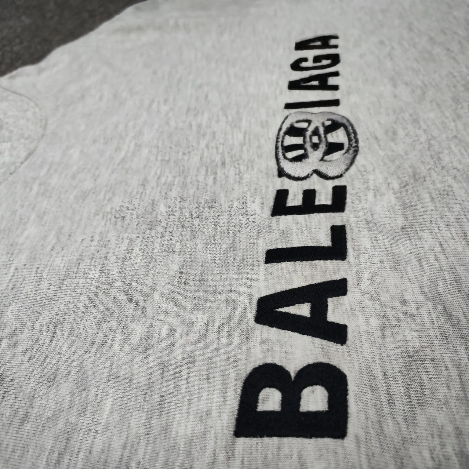 The top approved version BALENCIAGA/Balenciaga 2024 SS mirrored double-loop LOGO classic letter embroidery short-sleeved T-shirt ✅No.1 quality in this market, real ceiling quality ✅All original development drawings pay attention to details to avoid mixed use of stolen pictures by merchants ✅Correct 260g custom-woven and dyed double yarn fabric, soft, breathable and comfortable ✅Imported Tajima embroidery machine 150,000-needle embroidery effect is full, three-dimensional and clear without burrs ✅Custom-dyed thread No color difference No deformation, overweight craftsmanship, different market currency. Here is an explanation of why mine is a little more expensive than others, 1. It seems to be a simple printing or embroidery, but it is not simple at all. 10000% imported machine restoration is not just a word. You are welcome to compare with peers. 2. Each model is produced by the company. The details of the workmanship and fabrics are consistent with the original ones. It is guaranteed to have no color difference with the counters. Reproduction is not scary. Whoever is fake is embarrassed. It’s not shameful to make a replica, it’s shameful if you can’t buy the correct version if you make a replica. 3. Note that the threaded collars are all original collars of certain countries and regions, with high wrapping. The width of the neckline and cabinets are accurate to the millimeter. Thick necklines are not easy to deform. The collars of high-end products are all restored cabinets. They are different from the big collars in the world. Ordinary garbage short-sleeves are printed with a print. The clavicle of the upper body is exposed. Please be patient. Customers who have bought genuine products or have seen genuine products will come back to place orders again. This is quality. This is quality. 4. Different styles of washed wheat main wheat, including imported wheat, have different colors and codes. Really restore the counter. As we all know, Balenciaga has different English or different colors on the collar labels of each quarter. This distinguishes the fast food products with the same common main wheat washed wheat. 5. Pay attention to the workmanship. The stitching at the neckline has no folds, smooth and natural without overlapping lines, and truly restores this. This is something that many people cannot do. 6. The fabric is made of 260g Paris-specific double yarn. No one can make better fabrics than my family. There's really no way to compare it with the ordinary version on the market. Respect it. It's genuine and costs thousands of dollars anyway. Don't buy street stalls. Quality 7. The workmanship is fully restored. The packaging is fully restored. The cost is huge. 8. I guarantee here that this is the highest quality you can find. Size: S--XL Color: Black White P: 260