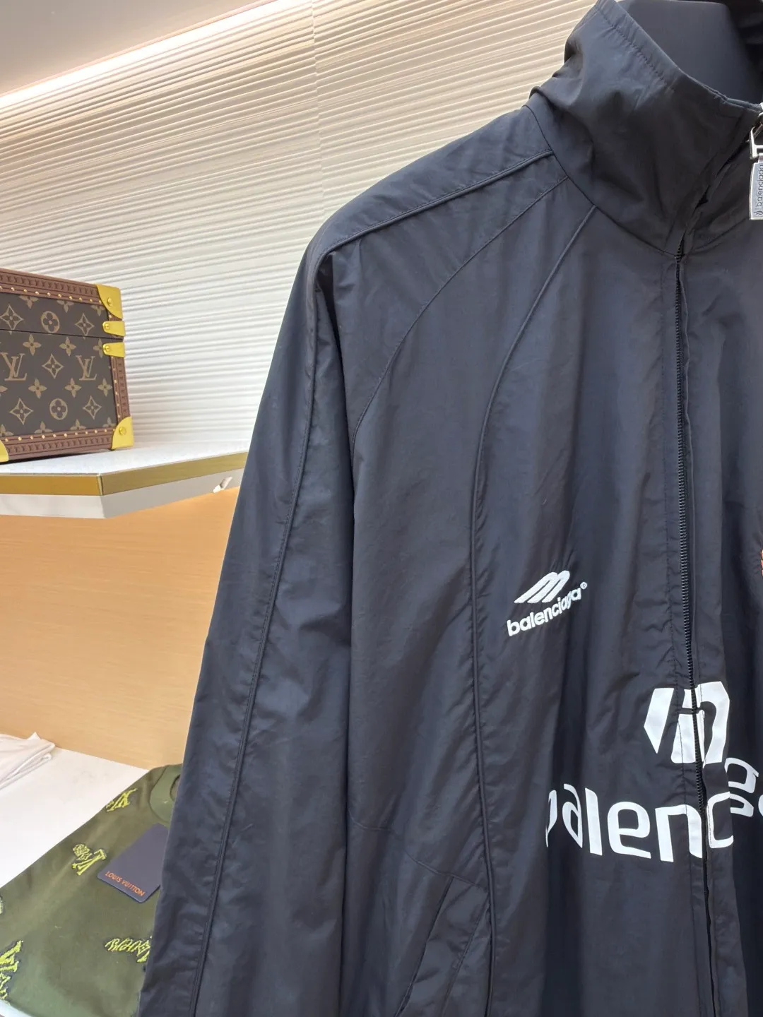 Balenciaga Manchester United co-branded No. 10 football jacket ●Authentic product: purchased and developed by 17699 ●Item number: 1680808-C65 ●Fabric: nylon fabric ●Technology: Printing ●Version: loose fit ●Size: 44-46-48-50 ●Description: Made of high-count and high-density nylon-cotton blended fabric. The lining is made of 32s combed cotton plain weave. The weight is 160g. It is embroidered by Tajima embroidery machine imported from Japan. The front panel + left and right sleeves are made of nylon material matte embroidery thread. The front and rear panels are made of DTF white ink heat transfer film material. The Y-plate pattern is scanned to make the pattern, and the material is cut by laser burning. The cut pieces are manually swept and positioned, and the front and back are hot-pressed with a high-temperature press machine to form. The letter composition on the front restores the flower effect, and the front and center are equipped with upper and lower rubber-threaded open-end zippers. Same style for men and women!