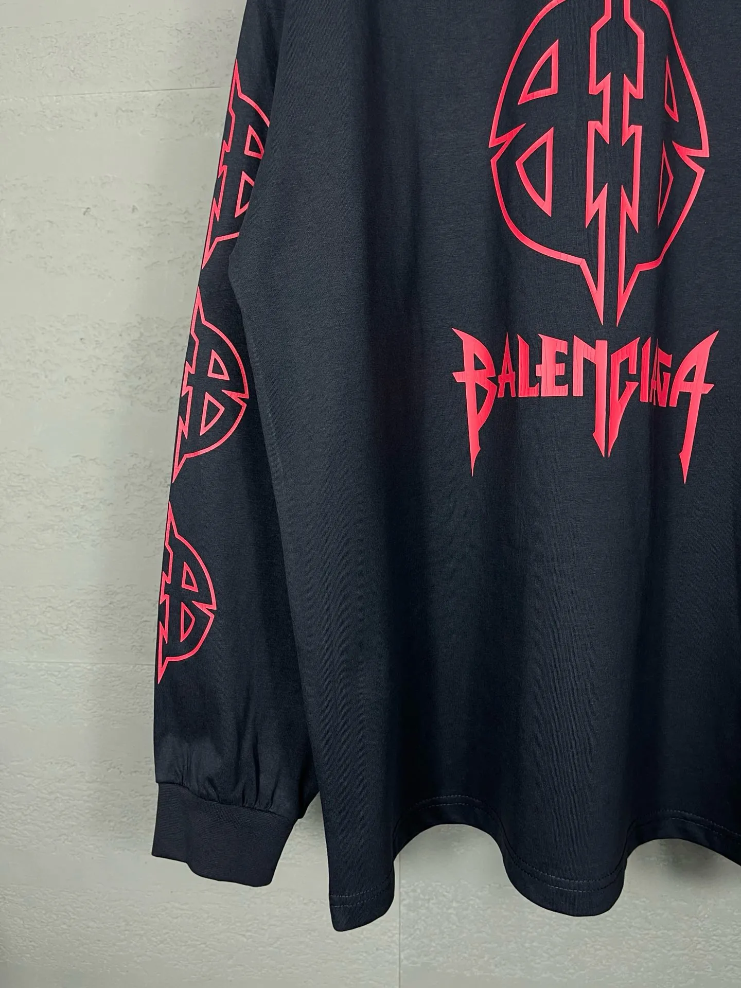 🅿️210 Detailed pictures [Top version. Official website quality] BALENCI*GA/Paris. 2024 new style. Classic LOGO cracked printed long-sleeved T-shirt. Brick cabinet synchronization. Genuine product developed at the first time, enjoy printing and comparison! The fabric is made of Paris ZP custom-woven and dyed cotton with double yarns and compact cotton. The weight is 260 grams. The cloth surface is clean. The cloth pattern is clear, soft and comfortable. The threads are dyed with no color difference. The classic printing is made of environmentally friendly imported materials, and the letters are cracked and printed. The letters are clear and the effect is three-dimensional. Restored brick cabinet. Ready-made clothes are washed and distressed, different market currency, welcome to compare, the version adopts OS loose shoulder version. Same style for men and women Coding: BL225027 Color: dark blue gray, white Size: XS S M L