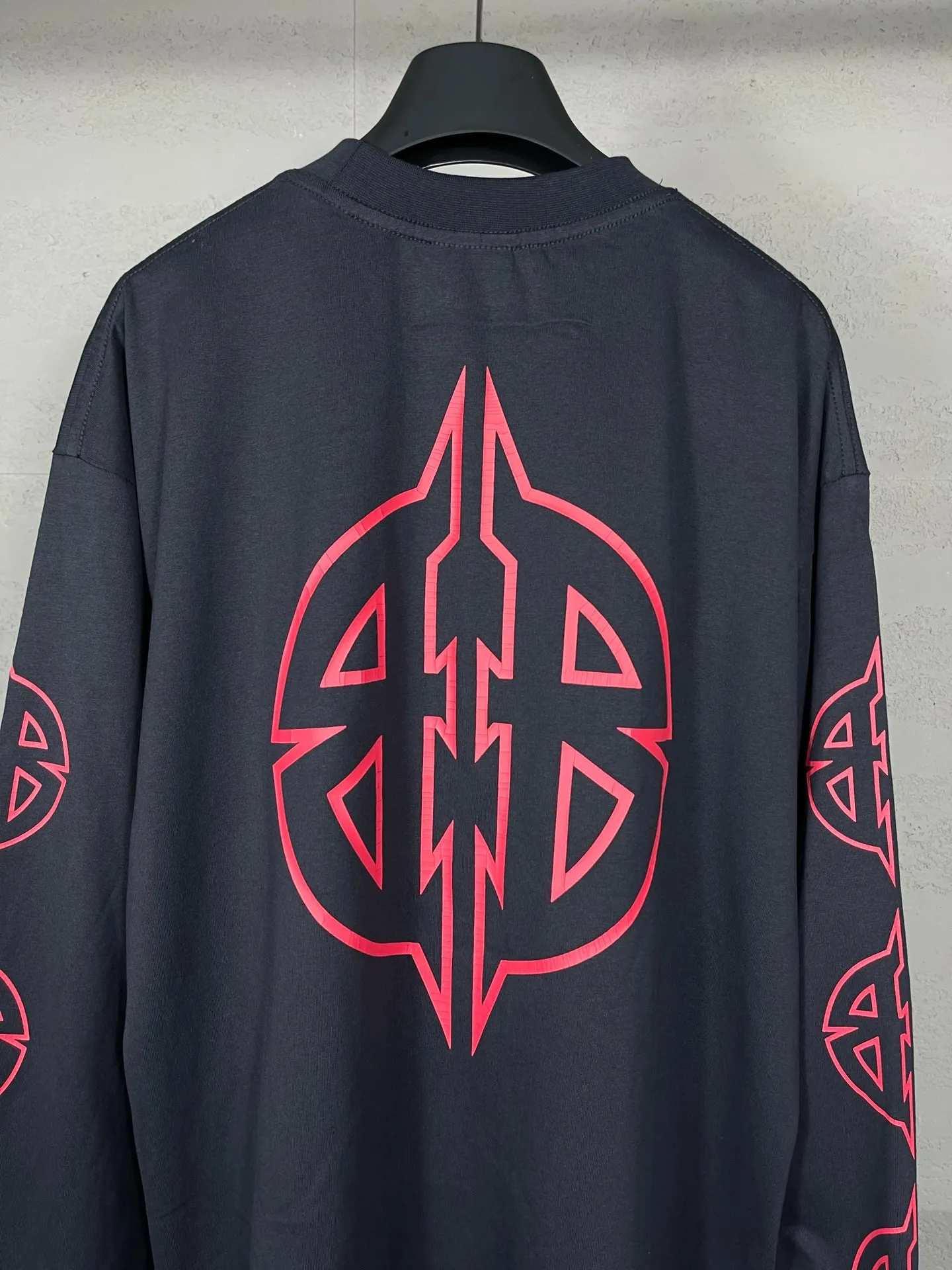 🅿️210 Detailed pictures [Top version. Official website quality] BALENCI*GA/Paris. 2024 new style. Classic LOGO cracked printed long-sleeved T-shirt. Brick cabinet synchronization. Genuine product developed at the first time, enjoy printing and comparison! The fabric is made of Paris ZP custom-woven and dyed cotton with double yarns and compact cotton. The weight is 260 grams. The cloth surface is clean. The cloth pattern is clear, soft and comfortable. The threads are dyed with no color difference. The classic printing is made of environmentally friendly imported materials, and the letters are cracked and printed. The letters are clear and the effect is three-dimensional. Restored brick cabinet. Ready-made clothes are washed and distressed, different market currency, welcome to compare, the version adopts OS loose shoulder version. Same style for men and women Coding: BL225027 Color: dark blue gray, white Size: XS S M L