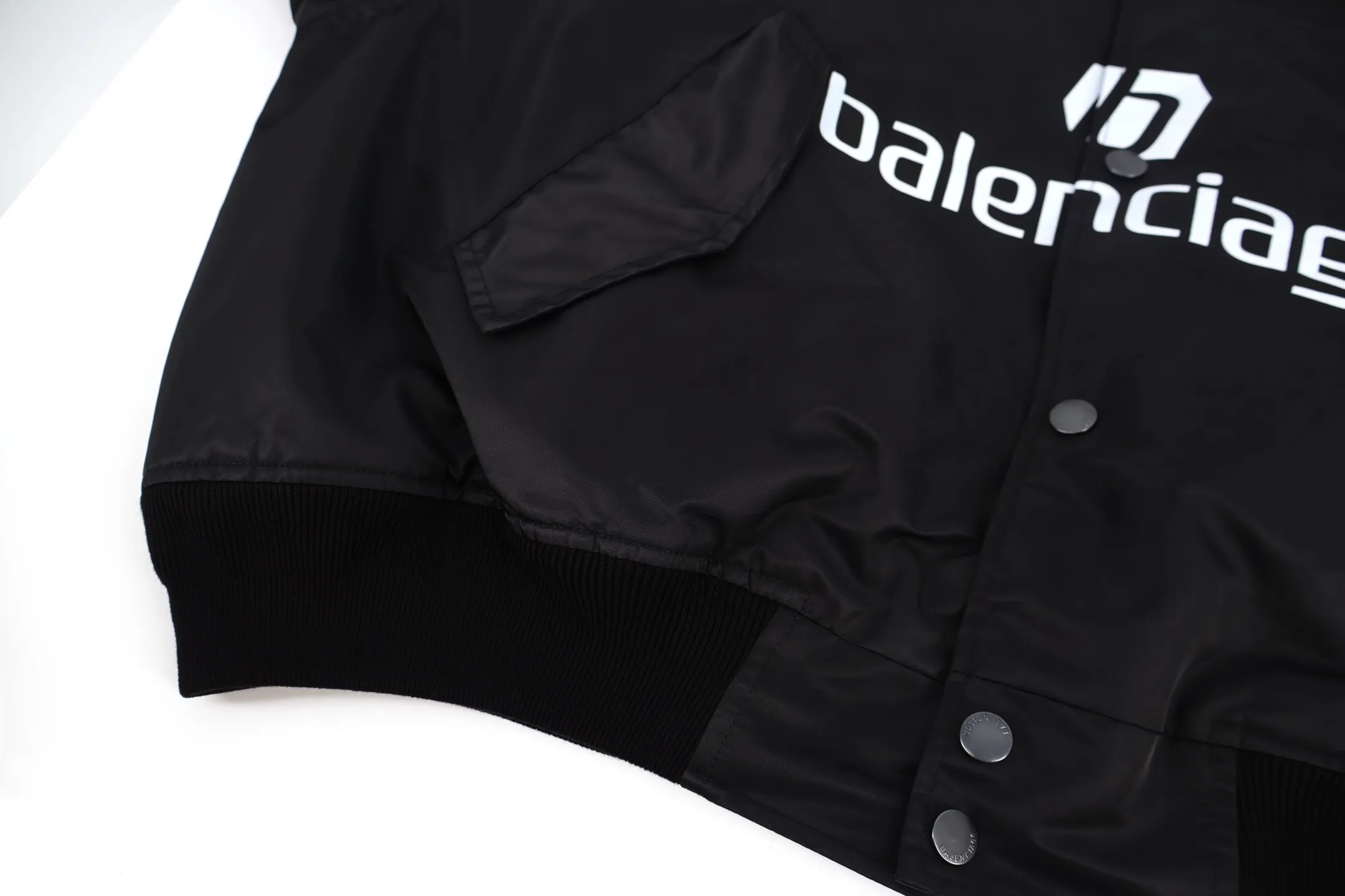 🅿️900 BLCG 25FW Manchester United Embroidered Baseball Flight Jacket. Original purchase and development for 24,500. It is made of customized nylon 100% matt nylon fabric, 50D memory lining is used inside, and 800g composite pearl quilting is added to the interlayer. It is designed in the pilot's classic Alpha Air Force jacket style, and is matched with the boss's 3D three-dimensional tailoring process. The embroidery process adopts Tajima embroidery machine high-density embroidery with up to 200,000 needle embroidery, customized TPU material lettering film, manual pressing process, inner bag design on the inside of the clothes, custom brand logo four-button molding, and original main mark washed tag brand packaging. Size:XS-S-M-L