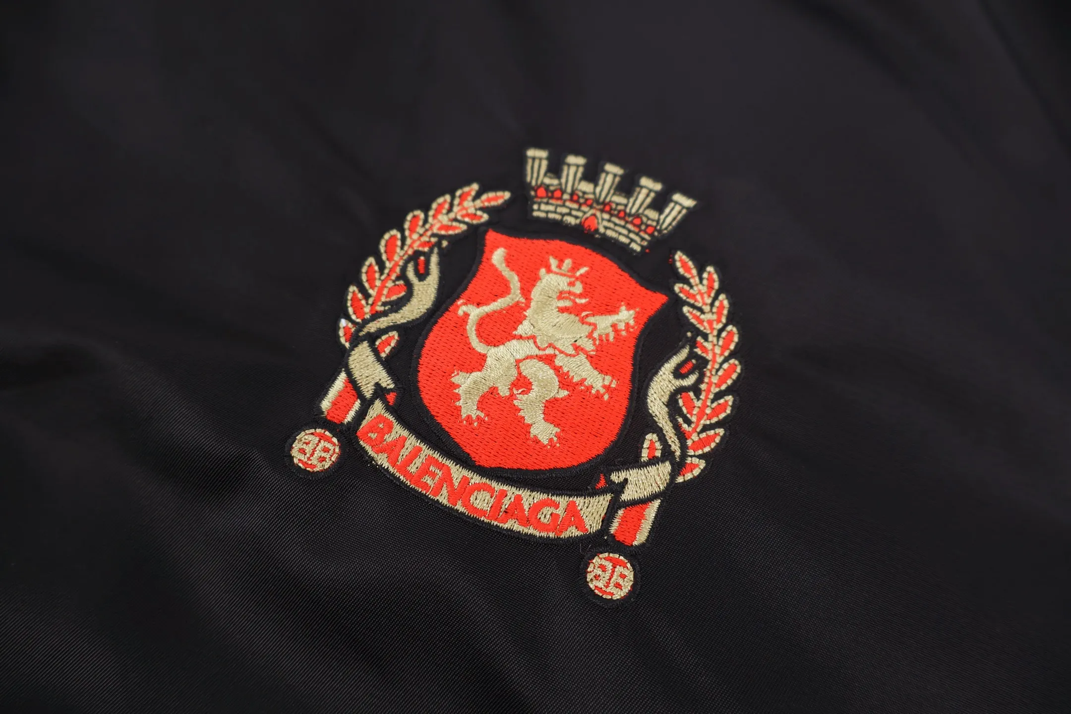 🅿️900 BLCG 25FW Manchester United Embroidered Baseball Flight Jacket. Original purchase and development for 24,500. It is made of customized nylon 100% matt nylon fabric, 50D memory lining is used inside, and 800g composite pearl quilting is added to the interlayer. It is designed in the pilot's classic Alpha Air Force jacket style, and is matched with the boss's 3D three-dimensional tailoring process. The embroidery process adopts Tajima embroidery machine high-density embroidery with up to 200,000 needle embroidery, customized TPU material lettering film, manual pressing process, inner bag design on the inside of the clothes, custom brand logo four-button molding, and original main mark washed tag brand packaging. Size:XS-S-M-L