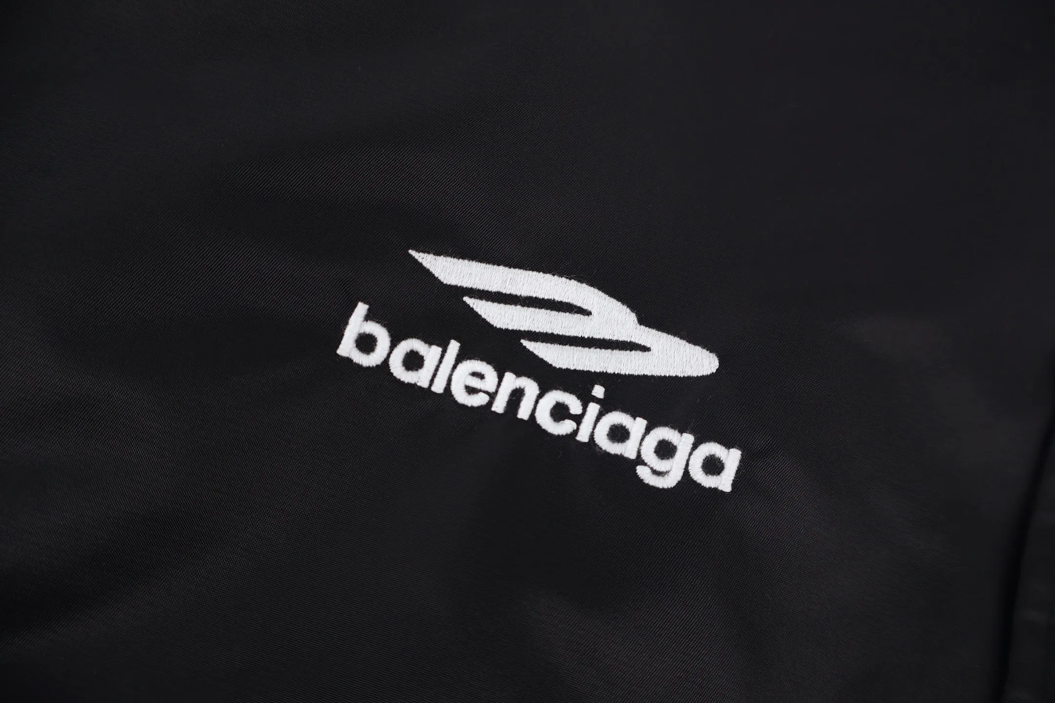 🅿️900 BLCG 25FW Manchester United Embroidered Baseball Flight Jacket. Original purchase and development for 24,500. It is made of customized nylon 100% matt nylon fabric, 50D memory lining is used inside, and 800g composite pearl quilting is added to the interlayer. It is designed in the pilot's classic Alpha Air Force jacket style, and is matched with the boss's 3D three-dimensional tailoring process. The embroidery process adopts Tajima embroidery machine high-density embroidery with up to 200,000 needle embroidery, customized TPU material lettering film, manual pressing process, inner bag design on the inside of the clothes, custom brand logo four-button molding, and original main mark washed tag brand packaging. Size:XS-S-M-L